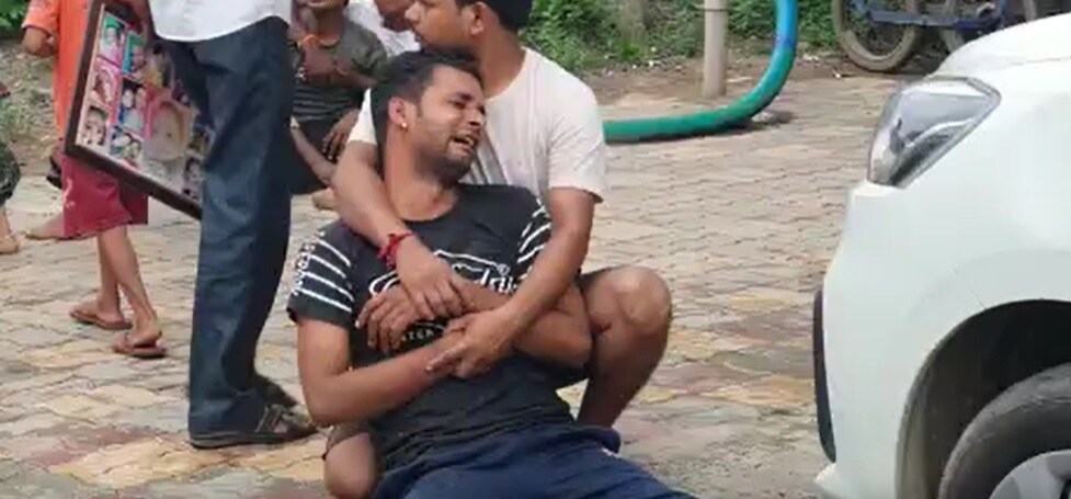 બનાવની વિગતો એવી છે કે બોડેલીના ઢોકલીયામાં પંચાયત ગલી પાછળ નદી ફળિયું આવેલું છે. અહીંયા ઉત્તર પ્રદેશનો (Uttar pradesh) કુસ્વાહા પરિવાર રહે છે. આ પરિવારના મોભી પાણીપુરી વેચીને પોતાનું ગુજરાન ચલાવે છે અને પોતાના પરિવારનું ભરણ પોષણ કરે છે. આજે આ કુસ્વાહા પરિવારનો 3 વર્ષનો દીકરો રંશ ઘરના આંગણે રમી રહ્યો હતો ત્યારે કરૂણાંતિકા સર્જાઈ હતી. બનાવની વિગતો એવી છે કે બોડેલીના ઢોકલીયામાં પંચાયત ગલી પાછળ નદી ફળિયું આવેલું છે. અહીંયા ઉત્તર પ્રદેશનો (Uttar pradesh) કુસ્વાહા પરિવાર રહે છે. આ પરિવારના મોભી પાણીપુરી વેચીને પોતાનું ગુજરાન ચલાવે છે અને પોતાના પરિવારનું ભરણ પોષણ કરે છે. આજે આ કુસ્વાહા પરિવારનો 3 વર્ષનો દીકરો રંશ ઘરના આંગણે રમી રહ્યો હતો ત્યારે કરૂણાંતિકા સર્જાઈ હતી.