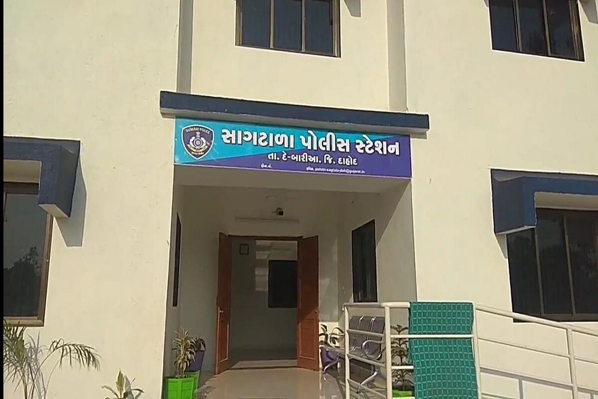 પ્રેમાંધ બનેલા સુબ્ત્ભાઈ પ્રેમિયક સાથે મળી બંને માતા પુત્રને અવારનવાર શારીરિક માનસિક ત્રાસ આપતા હતા, જેને પગલે છેલ્લા 4 મહિનાથી કંપાબેન પોતાના પીયર ચાલ્યા ગયા હતા અને પુત્ર જિતેન્દ્ર ઝાપટીયા ખાતે રહી અભ્યાસ કરતો, સમયાંતરે મામાના ઘરે જઈને માતાને પણ મળતો હતો, પરંતુ જિતેન્દ્રને સાવકી માતા અને સગો પિતા બંને જણા મળી અવારનવાર શારીરિક અને માનસિક ત્રાસ આપતા રહેતા અને માર મારી તેને ઘર છોડી જતો રહેવા જણાવતા હતા બંનેના ત્રાસથી કંટાળી જિતેન્દ્રએ આજે ઘર નજીક આવેલ કૂવામાં પડતું મૂકી આપઘાત કરી લીધો હતો. પ્રેમાંધ બનેલા સુબ્ત્ભાઈ પ્રેમિયક સાથે મળી બંને માતા પુત્રને અવારનવાર શારીરિક માનસિક ત્રાસ આપતા હતા, જેને પગલે છેલ્લા 4 મહિનાથી કંપાબેન પોતાના પીયર ચાલ્યા ગયા હતા અને પુત્ર જિતેન્દ્ર ઝાપટીયા ખાતે રહી અભ્યાસ કરતો, સમયાંતરે મામાના ઘરે જઈને માતાને પણ મળતો હતો, પરંતુ જિતેન્દ્રને સાવકી માતા અને સગો પિતા બંને જણા મળી અવારનવાર શારીરિક અને માનસિક ત્રાસ આપતા રહેતા અને માર મારી તેને ઘર છોડી જતો રહેવા જણાવતા હતા બંનેના ત્રાસથી કંટાળી જિતેન્દ્રએ આજે ઘર નજીક આવેલ કૂવામાં પડતું મૂકી આપઘાત કરી લીધો હતો.