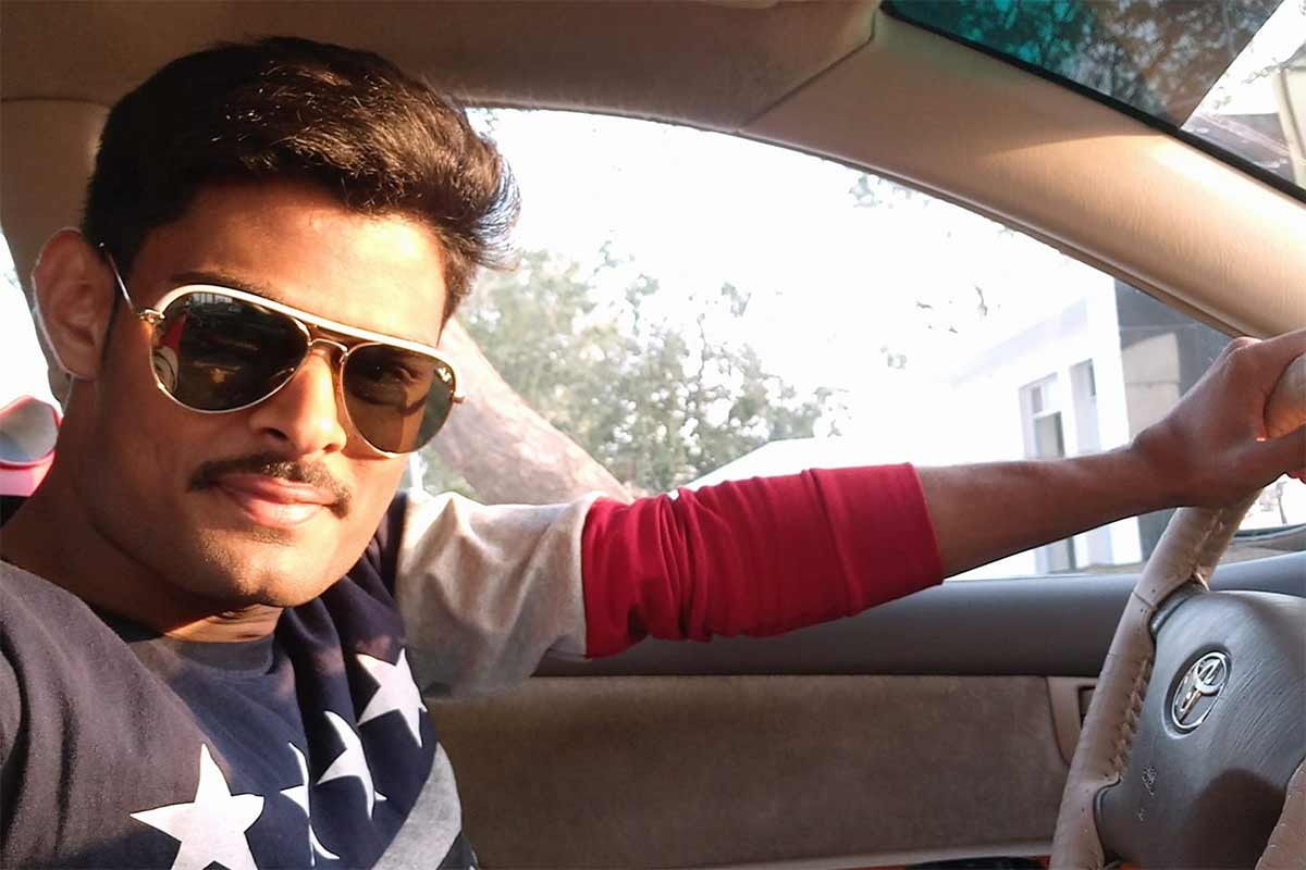 અમદાવાદ-મુંબઈ નેશનલ હાઈવે પર આવેલા પેટ્રોલ પંપો પર ગાડીની ટાંકી ફૂલ કરાવીને ફરાર થઈ જતો નબીરો પોલીસના હાથે ઝડપાઈ જતાં હાલ પેટ્રોલ સંચાલકોની સાથે સાથે પોલીસે પણ હાશકારો અનુભવ્યો છે. અમદાવાદ-મુંબઈ નેશનલ હાઈવે પર આવેલા પેટ્રોલ પંપો પર ગાડીની ટાંકી ફૂલ કરાવીને ફરાર થઈ જતો નબીરો પોલીસના હાથે ઝડપાઈ જતાં હાલ પેટ્રોલ સંચાલકોની સાથે સાથે પોલીસે પણ હાશકારો અનુભવ્યો છે.
