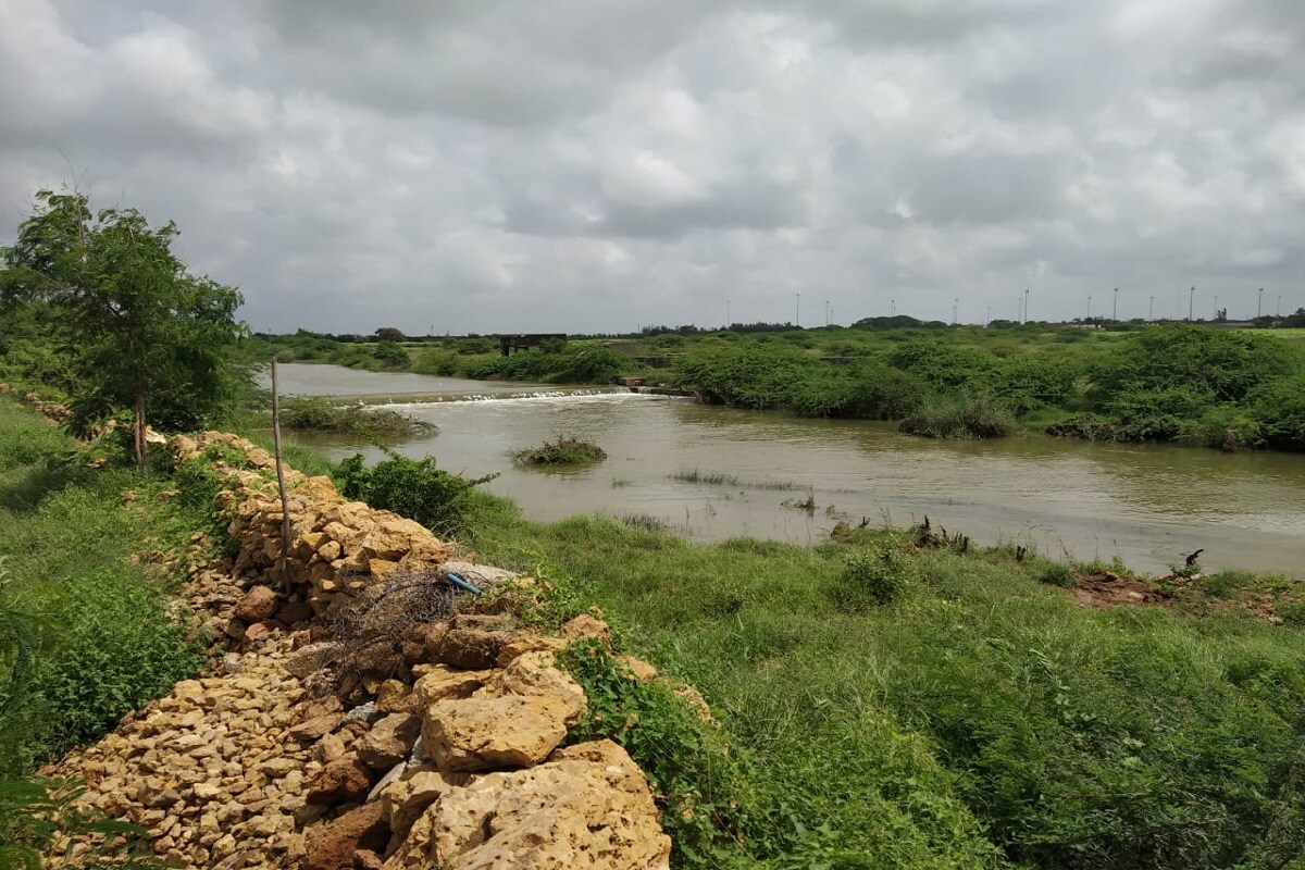 પ્રાપ્ત માહિતી અનુસાર, દ્વારકાના બામણાસા ગામ પાસે ચેક ડેમમાં બે યુવકો ડુબવાની ઘટનાથી સમગ્ર પંથકમાં ચકચાર મચી ગઈ છે. આ બંને યુવકો સગાભાઈ હોવાનું સામે આવ્યું છે. ઘટનાની જાણ થતા સ્થાનિકોના ટોળે ટોળા ઉમટી પડ્યા છે, ત્યારે રેસક્યુ ટીમ દ્વારા બચાવ કામગીરી શરૂ કરતા એકની લાશ મળી આવી છે. જ્યારે બીજાની શોધખોળ ચાલુ છે. જોકે પાણીનું વહેણ એટલું છે કે, તેને સલામત બચાવવો મુશ્કેલ છે. પ્રાપ્ત માહિતી અનુસાર, દ્વારકાના બામણાસા ગામ પાસે ચેક ડેમમાં બે યુવકો ડુબવાની ઘટનાથી સમગ્ર પંથકમાં ચકચાર મચી ગઈ છે. આ બંને યુવકો સગાભાઈ હોવાનું સામે આવ્યું છે. ઘટનાની જાણ થતા સ્થાનિકોના ટોળે ટોળા ઉમટી પડ્યા છે, ત્યારે રેસક્યુ ટીમ દ્વારા બચાવ કામગીરી શરૂ કરતા એકની લાશ મળી આવી છે. જ્યારે બીજાની શોધખોળ ચાલુ છે. જોકે પાણીનું વહેણ એટલું છે કે, તેને સલામત બચાવવો મુશ્કેલ છે.