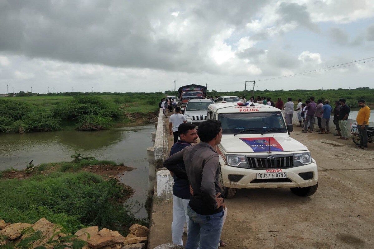 પોલીસ અને રાવલ ફાયરની ટીમે બંને યુવાનોની શોધખોળ શરૂ કરતા દશરથસિંહ નારૂભા વાઢેર (40) નામના વ્યક્તિનો મૃતદેહ મળી આવ્યો છે. જ્યારે બીજો યુવક અજીતસિંહ વાઢેરને શોધવાની કામગીરી હજુ ચાલુ છે. એક સાથે બંને સગાભાઈના ડુબવાની ઘટનાથી પંથકમાં અરેરાટી મચી ગઈ છે, પરિવારને જાણ કરતા પરિવાર પણ સ્થળ પર પહોંચી ગયો છે, એકનો મૃતદેહ મળી આવતા વાઢેર પરિવાર શોકમાં ગરકાવ થઈ ગયો છે. પોલીસ અને રાવલ ફાયરની ટીમે બંને યુવાનોની શોધખોળ શરૂ કરતા દશરથસિંહ નારૂભા વાઢેર (40) નામના વ્યક્તિનો મૃતદેહ મળી આવ્યો છે. જ્યારે બીજો યુવક અજીતસિંહ વાઢેરને શોધવાની કામગીરી હજુ ચાલુ છે. એક સાથે બંને સગાભાઈના ડુબવાની ઘટનાથી પંથકમાં અરેરાટી મચી ગઈ છે, પરિવારને જાણ કરતા પરિવાર પણ સ્થળ પર પહોંચી ગયો છે, એકનો મૃતદેહ મળી આવતા વાઢેર પરિવાર શોકમાં ગરકાવ થઈ ગયો છે.