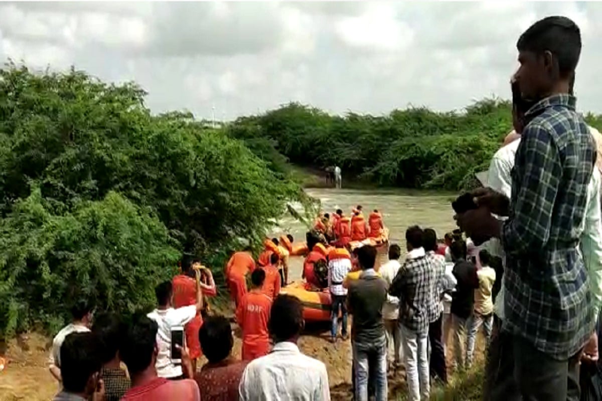 વિગતે ઘટનાની વાત કરીએ તો, બામણાસા થી ગાગા ગામ જવાના રસ્તા પર આવેલ ચેક ડેમ પાસે બંને ભાઈ હતા ત્યારે અચાનક પગ લપસી પડ્યો હતો, અને નદીના વહેણમાં ડુબવા લાગ્યો આ જોઈ બીજો ભાઈએ ભાઈને બચાવવા બુમો પાડી પરંતુ કોઈ મદદ મળે તેમ ન હોવાથી તે પોતાના જીવની પરવાહ કર્યા વગર ભાઈને બચાવવા ડેમમાં કૂદી પડ્યો, પરંતુ પાણીનું વહેણ વધારે હોવાનાકારણે તે પણ ડુબવા લાગ્યો. ઘટનાની જાણ સ્થાનિકોને થતા લોકો ભેગા થઈ ગયા અને બચાવ ટીમને જાણ કરતા રેસક્યૂ ટીમ સ્થળ પર પહોંચી ગઈ હતી. વિગતે ઘટનાની વાત કરીએ તો, બામણાસા થી ગાગા ગામ જવાના રસ્તા પર આવેલ ચેક ડેમ પાસે બંને ભાઈ હતા ત્યારે અચાનક પગ લપસી પડ્યો હતો, અને નદીના વહેણમાં ડુબવા લાગ્યો આ જોઈ બીજો ભાઈએ ભાઈને બચાવવા બુમો પાડી પરંતુ કોઈ મદદ મળે તેમ ન હોવાથી તે પોતાના જીવની પરવાહ કર્યા વગર ભાઈને બચાવવા ડેમમાં કૂદી પડ્યો, પરંતુ પાણીનું વહેણ વધારે હોવાનાકારણે તે પણ ડુબવા લાગ્યો. ઘટનાની જાણ સ્થાનિકોને થતા લોકો ભેગા થઈ ગયા અને બચાવ ટીમને જાણ કરતા રેસક્યૂ ટીમ સ્થળ પર પહોંચી ગઈ હતી.