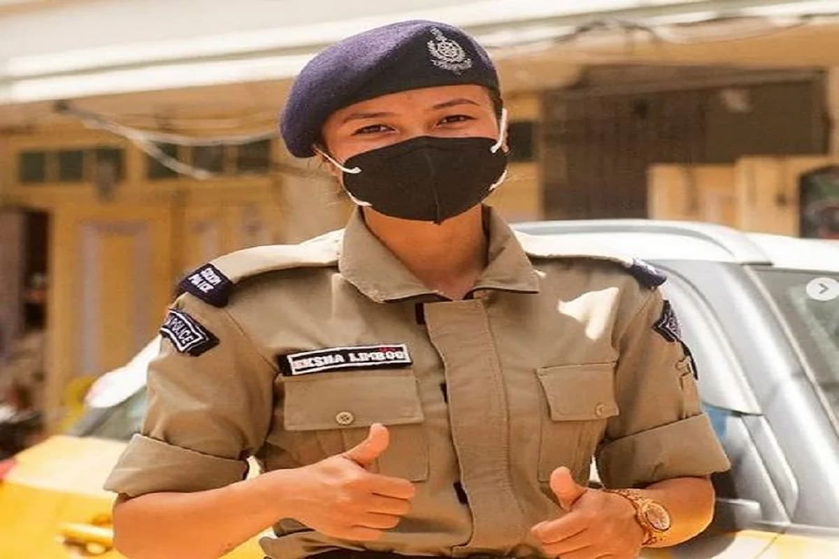 2019માં બની સિક્કિમ પોલીસ ઓફિસર: ઇક્ષા વર્ષ 2019માં સિક્કિમ પોલીસમાં ભર્તી થઈ હતી. જોકે, તેને હંમેશાથી મોડેલિંગનો શોખ રહ્યો છે. તેનો આ જ શોખ તેને ‘MTv સુપર મોડેલ ઓફ ધ યર સીઝન 2’ના મંચ સુધી લઈ ગયો. તેની સિદ્ધિએ તમામના દિલ જીતી લીધા છે. 2019માં બની સિક્કિમ પોલીસ ઓફિસર: ઇક્ષા વર્ષ 2019માં સિક્કિમ પોલીસમાં ભર્તી થઈ હતી. જોકે, તેને હંમેશાથી મોડેલિંગનો શોખ રહ્યો છે. તેનો આ જ શોખ તેને ‘MTv સુપર મોડેલ ઓફ ધ યર સીઝન 2’ના મંચ સુધી લઈ ગયો. તેની સિદ્ધિએ તમામના દિલ જીતી લીધા છે.