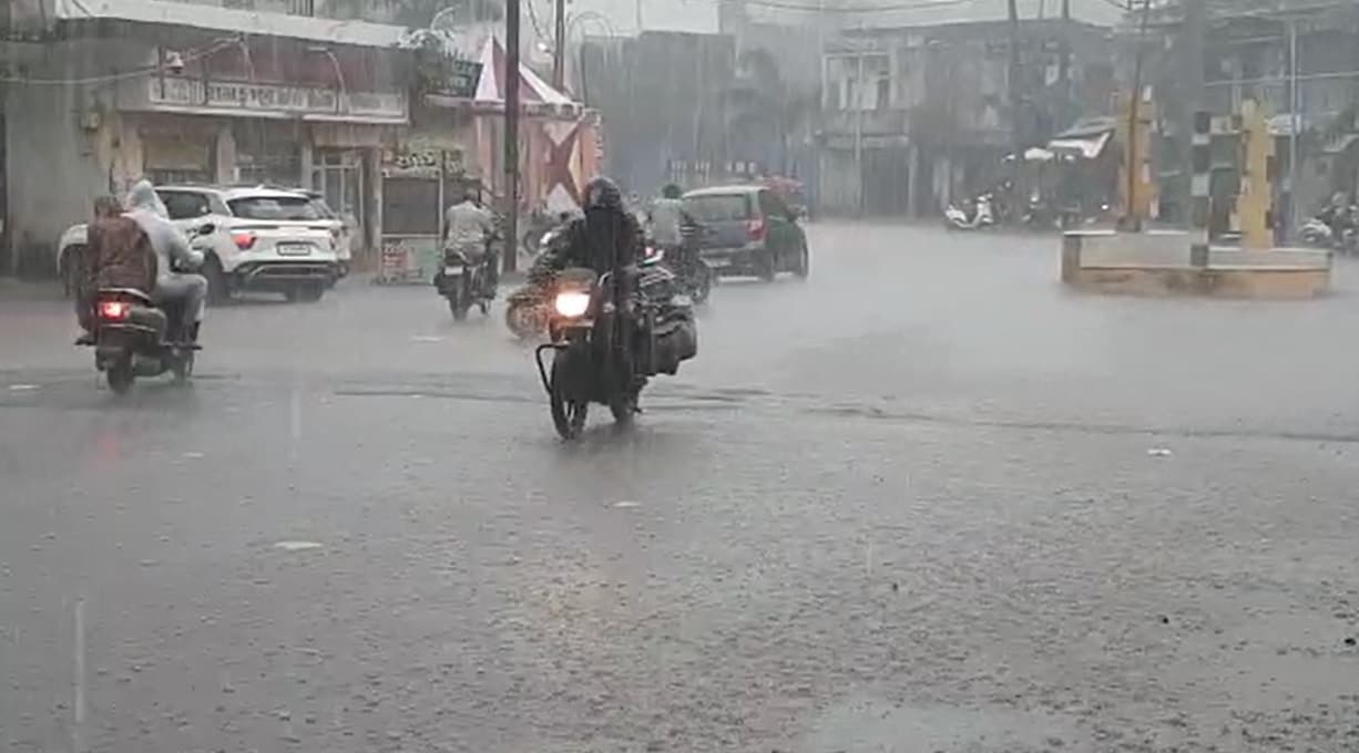 NDRF અને SDRFની ટીમો પણ એલર્ટ મોડ પર - આ જિલ્લાઓમાં ભારે વરસાદની સંભાવનાના કારણે બચાવ કાર્ય માટે NDRF અને SDRFની ટીમો એલર્ટ રાખવા કમાન્ડન્ટ, NDRF અને DySp, SDRFને સૂચના આ૫વામાં આવી છે. NDRF અને SDRFની ટીમો પણ એલર્ટ મોડ પર - આ જિલ્લાઓમાં ભારે વરસાદની સંભાવનાના કારણે બચાવ કાર્ય માટે NDRF અને SDRFની ટીમો એલર્ટ રાખવા કમાન્ડન્ટ, NDRF અને DySp, SDRFને સૂચના આ૫વામાં આવી છે.