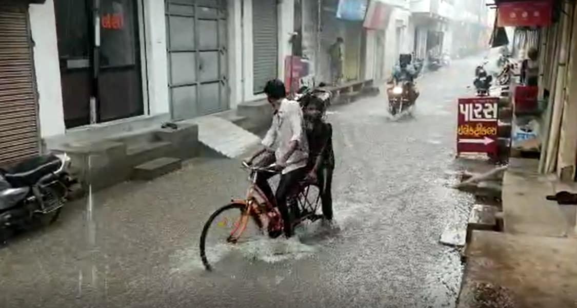 જુલાઇ-ઓગસ્ટમાં પાંચ વર્ષનો સૌથી ઓછો વરસાદ - છેલ્લા 5 વર્ષમાં ચાલુ વર્ષે જુલાઈ અને ઓગસ્ટમાં માત્ર સિઝનનો સરેરાશ 43.14 ટકા વરસાદ થયો છે.જે છેલ્લા 5 વર્ષમાં સૌથી ઓછો વરસાદ છે. જ્યારે ચાલુ વર્ષે સપ્ટેમ્બર માસમાં સારો વરસાદ થયો.જે છેલ્લા 5 વર્ષના સપ્ટેમ્બર માસના 22 દિવસ સુધીમાં સૌથી વધુ વરસાદ નોંધાયો છે.ચાલુ વર્ષે સપ્ટેમ્બરના 22 દિવસમાં 35 ટકા વરસાદ નોંધાયો છે અને હજી આગામી 5 દિવસ વરસાદની આગાહી કરવામાં આવી છે. જુલાઇ-ઓગસ્ટમાં પાંચ વર્ષનો સૌથી ઓછો વરસાદ - છેલ્લા 5 વર્ષમાં ચાલુ વર્ષે જુલાઈ અને ઓગસ્ટમાં માત્ર સિઝનનો સરેરાશ 43.14 ટકા વરસાદ થયો છે.જે છેલ્લા 5 વર્ષમાં સૌથી ઓછો વરસાદ છે. જ્યારે ચાલુ વર્ષે સપ્ટેમ્બર માસમાં સારો વરસાદ થયો.જે છેલ્લા 5 વર્ષના સપ્ટેમ્બર માસના 22 દિવસ સુધીમાં સૌથી વધુ વરસાદ નોંધાયો છે.ચાલુ વર્ષે સપ્ટેમ્બરના 22 દિવસમાં 35 ટકા વરસાદ નોંધાયો છે અને હજી આગામી 5 દિવસ વરસાદની આગાહી કરવામાં આવી છે.
