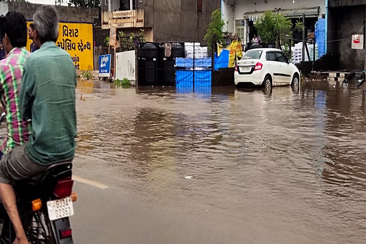 કિંજલ કરસરિયા, જામનગર : તો સૌરાષ્ટ્રમાં ખંભાળિયા તાલુકાના ગ્રામ્ય પંથકમાં બે દીવસના વિરામ બાદ મેઘરાજા ની પધરામણી થઈ છે. વીંજલપર, કેશોદ સહિતના ગ્રામ્ય પંથકમાં ધીમી ધારે વરસાદ વરસી રહ્યો છે. ભારે ઉકળાટ બાદ વરસાદથી વાતાવરણમાં ઠંડક પ્રસરી. ખેડૂતોના ચહેરા પર ખુશીનો માહોલ જોવા મળ્યો હતો. કિંજલ કરસરિયા, જામનગર : તો સૌરાષ્ટ્રમાં ખંભાળિયા તાલુકાના ગ્રામ્ય પંથકમાં બે દીવસના વિરામ બાદ મેઘરાજા ની પધરામણી થઈ છે. વીંજલપર, કેશોદ સહિતના ગ્રામ્ય પંથકમાં ધીમી ધારે વરસાદ વરસી રહ્યો છે. ભારે ઉકળાટ બાદ વરસાદથી વાતાવરણમાં ઠંડક પ્રસરી. ખેડૂતોના ચહેરા પર ખુશીનો માહોલ જોવા મળ્યો હતો.