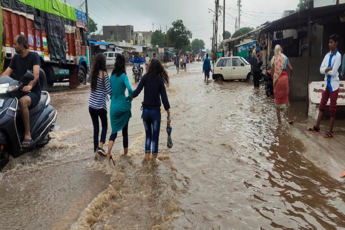  અમદાવાદ : રાજ્યમાં વરસાદની આગાહી પ્રમાણે મધ્ય ગુજરાત અને ઉત્તર ગુજરાતમાં મેઘરાજા ધમાકેદાર બેટિંગ કરી રહ્યા છે. પંચમહાલ, દાહોદ, છોટાઉદેપુર સહિત ઉત્તર ગુજરાતમાં બનાસકાંઠા, પાટણ, સાબરકાંઠા, અરવલ્લી જિલ્લામાં ધોધમાર વરસાદ પડ્યો છે. અનેક જગ્યાએ પાણી ભરાઈ ગયા છે. ક્યાંક વાહનચાલકો મુશ્કેલીમાં મુકાયા છે તો ક્યાંક નદી નાળામાં પાણી ભરાયા છે. વરસાદને પગલે ખેતીના પાકને નવજીવન મળતા ખેડૂતોમાં ખુશીનો માહોલ જોવા મળી રહ્યો છે. અને વાતાવરણમાં ઠંડક પ્રસરી ગઈ છે. તો જોઈએ ક્યાં કેવો વરસાદી માહોલ સર્જાયો છે. 