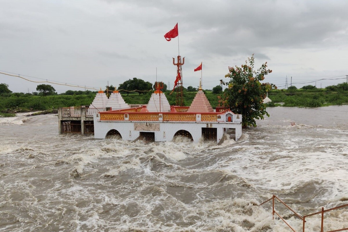 કિંજલ કારસરીયા, જામનગર: જામનગર (rainfall in Jamnagar) જિલ્લામાં ગઈકાલથી ગુલાબ (Gulab Cyclone) અને શાહીન (Shaheen Cyclone) વાવાઝોડાની અસર જોવા મળી રહી છે. દરિયામાં (Arabian sea) વેલમાર્ક ડીપ ડિપ્રેશન થઇ રહ્યું છે જેને લઇને હવામાન ખાતા (Gujarat weather forecast) દ્વારા આગામી 24 કલાકમાં ભારેથી અતિભારે વરસાદ (heavy rainfall) પડી શકે તેવી સંભાવના વ્યક્ત કરાઈ છે. તો બીજી તરફ 60 કિલોમીટરની ઝડપે ભારે પવન પણ ફૂંકાવવાની આગાહી કરવામાં આવી છે. કિંજલ કારસરીયા, જામનગર: જામનગર (rainfall in Jamnagar) જિલ્લામાં ગઈકાલથી ગુલાબ (Gulab Cyclone) અને શાહીન (Shaheen Cyclone) વાવાઝોડાની અસર જોવા મળી રહી છે. દરિયામાં (Arabian sea) વેલમાર્ક ડીપ ડિપ્રેશન થઇ રહ્યું છે જેને લઇને હવામાન ખાતા (Gujarat weather forecast) દ્વારા આગામી 24 કલાકમાં ભારેથી અતિભારે વરસાદ (heavy rainfall) પડી શકે તેવી સંભાવના વ્યક્ત કરાઈ છે. તો બીજી તરફ 60 કિલોમીટરની ઝડપે ભારે પવન પણ ફૂંકાવવાની આગાહી કરવામાં આવી છે.