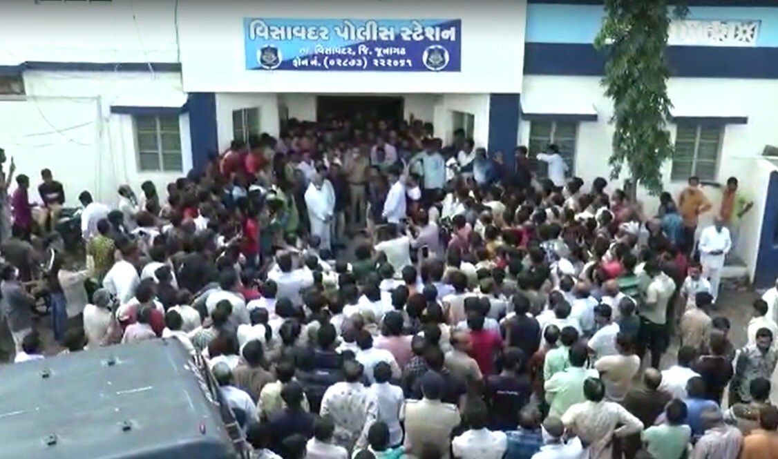 MLA Harashad Barbadia's Cousin Attacked visavadar Remained Closed in Protest jm