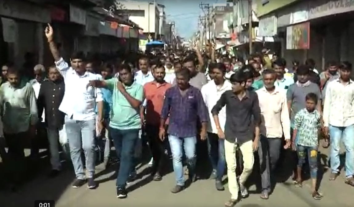 પોલીસે આ મામલે પકડાયેલા આરોપીઓ પૈકી નાસીર મહેતર, ઇમ્તિયાઝ ઉર્ફે પોપટ બલોચ, અમિત ઉર્ફે ભૂરો સમા, કૌશિક ઉર્ફે કપિલ દાફડા, અકીલ ઉર્ફે ટોની સીડા આ પાંચ આરોપીઓ સામે ઢગલા બંધ ગુનાઓ જેવા કે ખૂનની કોશિષ, લૂંટ, આર્મ્સ એક્ટ, મારામારી, હથિયારધારા ભંગ સહિતના ગુનાઓ નોંધાયા હોવાથી પોલીસે તેમની સામે ધ ગુજરાત કંટ્રોલ ઓફ ટેરરીઝમ એન્ડ ઓર્ગેનાઇઝ્ડ ક્રાઇમ (GUJCTOC)નો કેસ દાખલ કર્યો છે. (વિસાવદમાં થયેલા વિરોધની ફાઇલ તસવીર) પોલીસે આ મામલે પકડાયેલા આરોપીઓ પૈકી નાસીર મહેતર, ઇમ્તિયાઝ ઉર્ફે પોપટ બલોચ, અમિત ઉર્ફે ભૂરો સમા, કૌશિક ઉર્ફે કપિલ દાફડા, અકીલ ઉર્ફે ટોની સીડા આ પાંચ આરોપીઓ સામે ઢગલા બંધ ગુનાઓ જેવા કે ખૂનની કોશિષ, લૂંટ, આર્મ્સ એક્ટ, મારામારી, હથિયારધારા ભંગ સહિતના ગુનાઓ નોંધાયા હોવાથી પોલીસે તેમની સામે ધ ગુજરાત કંટ્રોલ ઓફ ટેરરીઝમ એન્ડ ઓર્ગેનાઇઝ્ડ ક્રાઇમ (GUJCTOC)નો કેસ દાખલ કર્યો છે. (વિસાવદમાં થયેલા વિરોધની ફાઇલ તસવીર)