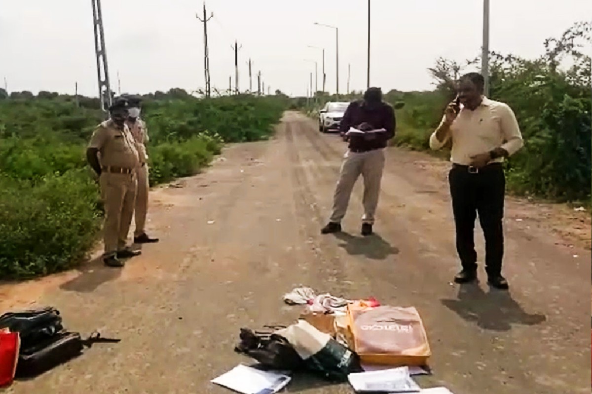  કેતન પટેલ, મહેસાણા : જો તમે તમારી પોતાની કાર (Car) લઈને જતા હોવ અને સાથે કિંમતી માલ સામાન રાખ્યો હોય તો પેસેન્જર (Passenger)બેસાડવાની ભૂલ ક્યારેય ન કરતા. ગાંધીનગરના (Gandhinagar) એક વેપારીને (Businessman) આ ભૂલ 20 લાખમાં પડી છે. એટલું જ નહીં ગાડી પણ ગુમાવવાનો વારો આવ્યો છે. મહેસાણા જિલ્લાના ઐઠોર (Aithor GIDC) પાસે આજે બંદૂકની (Gun) અણીએ એક કાર ચાલકની લૂંટ (20 Lakhs loot) થઈ છે. જોકે, લૂંટ ચલાવનારા અન્ય કોઈ નહીં પરંતુ તેની કારના જ પેસેન્જરો (car passenger) નીકળ્યા છે. આ ઘટના જાણીને પોલીસનો (Police) કાફલો દોડી ગયો અને ઘટના સ્થળેથી તપાસ શરૂ કરી છે.
