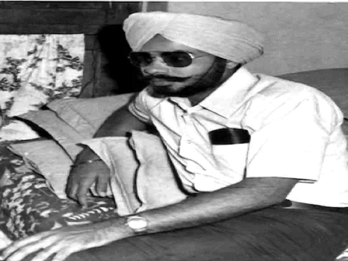 1975નાં સમયમાં લાગેલી 'ઇમર્જન્સી'માં તેઓ નાસતાં ફરતાં હતાં. તે સમયે તેમને પોતાનો રૂપ બદલીને રહેવું પડ્યું હતું ત્યારે તેઓ આ રીતે સરદારનાં ગેટઅપમાં રહેતા હતાં. (Image: Narendra Modi App) 1975નાં સમયમાં લાગેલી 'ઇમર્જન્સી'માં તેઓ નાસતાં ફરતાં હતાં. તે સમયે તેમને પોતાનો રૂપ બદલીને રહેવું પડ્યું હતું ત્યારે તેઓ આ રીતે સરદારનાં ગેટઅપમાં રહેતા હતાં. (Image: Narendra Modi App)