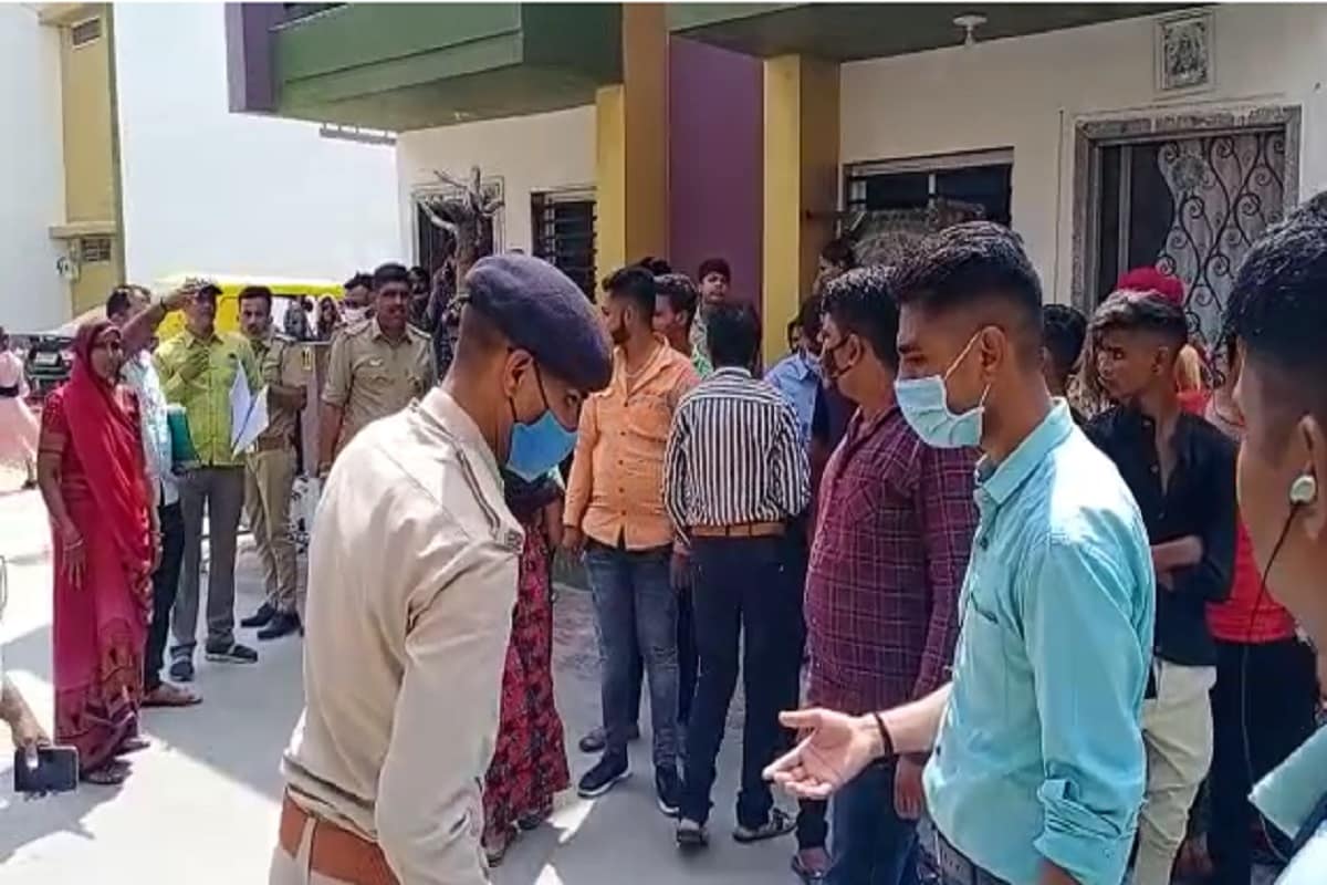 પ્રાપ્ત માહિતી અનુસાર, પાટણ શહેર (Patan City)ના હાસાપુર વિસ્તારમાં આવેલ સુરમ્ય રેસિડેન્સીમાં રહેતી મહિલાની તેના પતિ દ્વારા હત્યા કરવામાં આવી છે. મહિલા તેના પિયરમાં પિતાને ઘરે અહીં આવી હતી, ત્યારે પતિએ સાસરીમાં આવી પત્નીની હત્યા કરી દીધી છે. ત્યારબાદ પોતે પણ આત્મહત્યા કરી મોત વ્હાલુ કર્યું છે. ઘટનાની જાણ પરિવારને થતા પરિવારે પોલીસને જાણ કરી હતી. પોલીસે ઘટના સ્થળ પર પહોંચી પતિ અને પત્નીની લાશને પોસ્ટમાર્ટમ માટે સરકારી હોસ્પિટલમાં મોકલી વધુ તપાસ શરૂ કરી છે. પ્રાપ્ત માહિતી અનુસાર, પાટણ શહેર (Patan City)ના હાસાપુર વિસ્તારમાં આવેલ સુરમ્ય રેસિડેન્સીમાં રહેતી મહિલાની તેના પતિ દ્વારા હત્યા કરવામાં આવી છે. મહિલા તેના પિયરમાં પિતાને ઘરે અહીં આવી હતી, ત્યારે પતિએ સાસરીમાં આવી પત્નીની હત્યા કરી દીધી છે. ત્યારબાદ પોતે પણ આત્મહત્યા કરી મોત વ્હાલુ કર્યું છે. ઘટનાની જાણ પરિવારને થતા પરિવારે પોલીસને જાણ કરી હતી. પોલીસે ઘટના સ્થળ પર પહોંચી પતિ અને પત્નીની લાશને પોસ્ટમાર્ટમ માટે સરકારી હોસ્પિટલમાં મોકલી વધુ તપાસ શરૂ કરી છે.