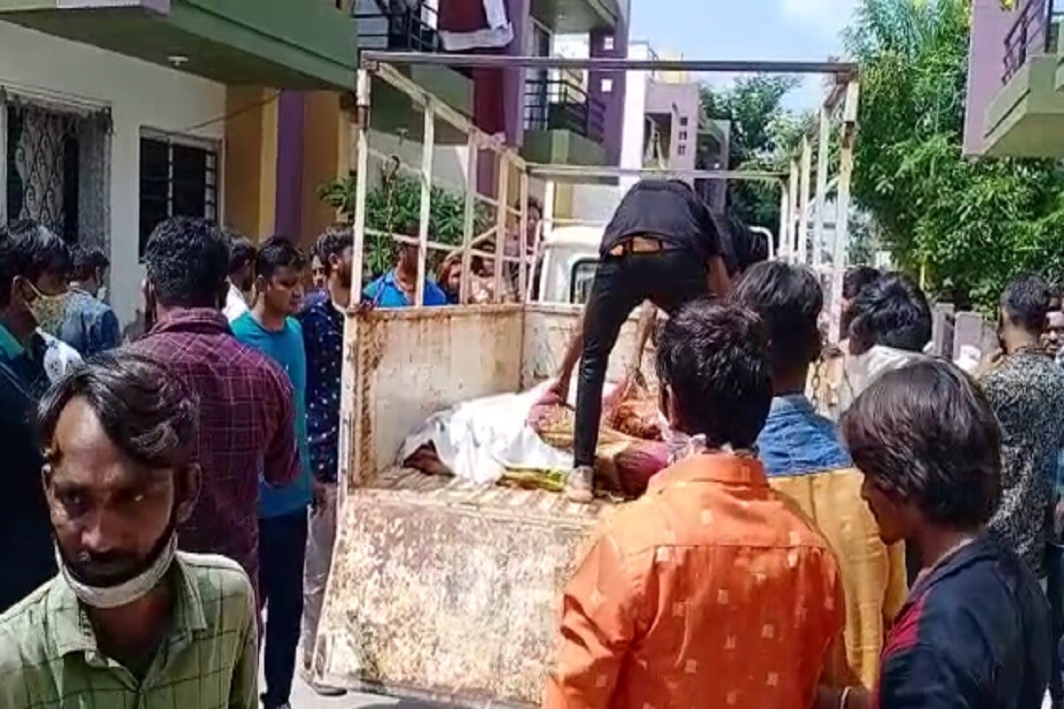 વિગતે ઘટનાની વાત કરીએ તો, પાટણની રહેવાસી મહિલાના લગ્ન સિદ્ધપુર તાલુકાના લવારા ગામમાં થયા હતા. પતિ પત્ની વચ્ચે કોઈ વાતને લઈ રોજે રોજ ઘર કંકાસ થતો હતો, જેને પગલે પત્ની છેલ્લા 2 વર્ષથી પોતાના પિતાના ઘરે પાટણમાં પિયરમમાં રહેત્તી હતી. ત્યારે આજ રોજ મહિલા એકલી હોય તેનો લાભ ઉઠાવી હત્યારો પતિ સાસરીમાં આવી ગયો અને મહિલાને તિક્ષ્ણ હથિયારો વડે મોતને ઘાટ ઉતારી દીધી છે અને પછી જાતે સુસાઇડ કરી લીધાની માહિતી હાલ પ્રાપ્ત થઈ રહી છે. મહિલાના પરિવારજનો જ્યારે ઘરે પહોંચ્યા તો, ઘરમાં દીકરી અને જમાઈ લોહી લુહાણ હાલતમાં પડ્યા હતા, ઘરમાં લોહીના ખાબોચીયા ભરાઈ ગયા હતા. વિગતે ઘટનાની વાત કરીએ તો, પાટણની રહેવાસી મહિલાના લગ્ન સિદ્ધપુર તાલુકાના લવારા ગામમાં થયા હતા. પતિ પત્ની વચ્ચે કોઈ વાતને લઈ રોજે રોજ ઘર કંકાસ થતો હતો, જેને પગલે પત્ની છેલ્લા 2 વર્ષથી પોતાના પિતાના ઘરે પાટણમાં પિયરમમાં રહેત્તી હતી. ત્યારે આજ રોજ મહિલા એકલી હોય તેનો લાભ ઉઠાવી હત્યારો પતિ સાસરીમાં આવી ગયો અને મહિલાને તિક્ષ્ણ હથિયારો વડે મોતને ઘાટ ઉતારી દીધી છે અને પછી જાતે સુસાઇડ કરી લીધાની માહિતી હાલ પ્રાપ્ત થઈ રહી છે. મહિલાના પરિવારજનો જ્યારે ઘરે પહોંચ્યા તો, ઘરમાં દીકરી અને જમાઈ લોહી લુહાણ હાલતમાં પડ્યા હતા, ઘરમાં લોહીના ખાબોચીયા ભરાઈ ગયા હતા.