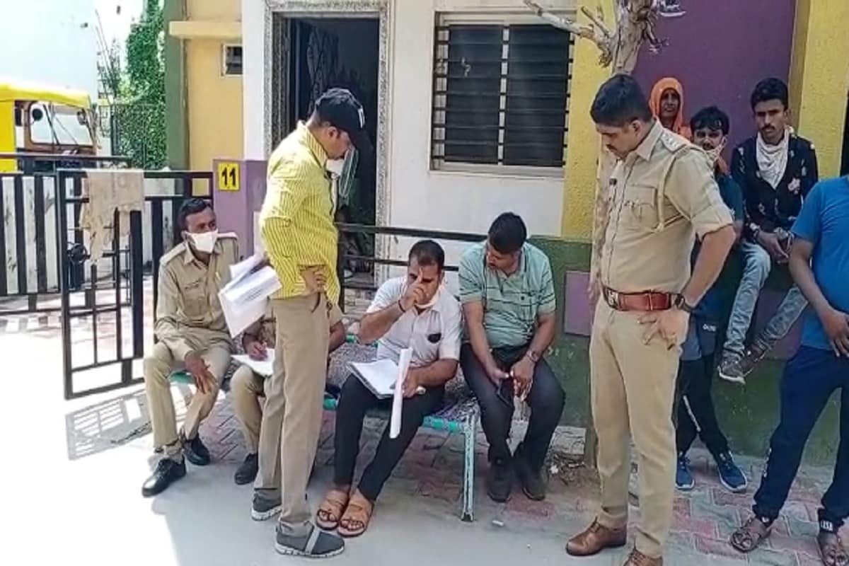 મહત્વની વાત એ છે કે, પતિ પત્નીના ઘર કંકાસમાં બન્ને દંપતીના જીવ ગયા છે, જ્યારે તેમના ત્રણ સંતાનો નોંધાર બની જવા પામ્યા છે. સમગ્ર ઘટનાને લઈ લોકોના ટોળે ટોળાં એકઠા થઈ ગયા છે અને ઘટનાને લઈ વિસ્તારમાં કરુણ દ્રષ્યો સર્જાય છે. ઘટનાની જાણ થતાં પોલીસ કાફલો ઘટના સ્થળે આવી પહોંચ્યો છે અને બન્ને મૃતદેહોને પી એમ અર્થે હોસ્પિટલ ખસેડયા છે. પોલીસે આ મામલે પ્રાથમિક દ્રષ્ટીએ હત્યા અને આત્મહત્યાનો ગુનો નોંધી કાયદેસરની કાર્યવાહી સાથે વધુ તપાસ શરૂ કરી છે. મહત્વની વાત એ છે કે, પતિ પત્નીના ઘર કંકાસમાં બન્ને દંપતીના જીવ ગયા છે, જ્યારે તેમના ત્રણ સંતાનો નોંધાર બની જવા પામ્યા છે. સમગ્ર ઘટનાને લઈ લોકોના ટોળે ટોળાં એકઠા થઈ ગયા છે અને ઘટનાને લઈ વિસ્તારમાં કરુણ દ્રષ્યો સર્જાય છે. ઘટનાની જાણ થતાં પોલીસ કાફલો ઘટના સ્થળે આવી પહોંચ્યો છે અને બન્ને મૃતદેહોને પી એમ અર્થે હોસ્પિટલ ખસેડયા છે. પોલીસે આ મામલે પ્રાથમિક દ્રષ્ટીએ હત્યા અને આત્મહત્યાનો ગુનો નોંધી કાયદેસરની કાર્યવાહી સાથે વધુ તપાસ શરૂ કરી છે.