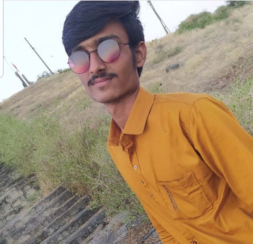 કિશન શાહને સંતાનમાં બે દીકરી અને એક દીકરો છે. કિશન શાહ હસમુખ સ્વભાવના હોવાથી મોટું મિત્ર વર્તુળ પણ ધરાવે છે. હાલ રાજકોટ સહિત સમગ્ર દેશભરમાં ગણપતિ મહોત્સવ ચાલી રહ્યો છે. રવિવારના રોજ કિશન શાહે મિત્રો સાથે વિઘ્નહર્તાની આરતી પણ ઉતારી હતી. (તસવીર: કારનો ડ્રાઇવર, શ્માય સાધુ) કિશન શાહને સંતાનમાં બે દીકરી અને એક દીકરો છે. કિશન શાહ હસમુખ સ્વભાવના હોવાથી મોટું મિત્ર વર્તુળ પણ ધરાવે છે. હાલ રાજકોટ સહિત સમગ્ર દેશભરમાં ગણપતિ મહોત્સવ ચાલી રહ્યો છે. રવિવારના રોજ કિશન શાહે મિત્રો સાથે વિઘ્નહર્તાની આરતી પણ ઉતારી હતી. (તસવીર: કારનો ડ્રાઇવર, શ્માય સાધુ)