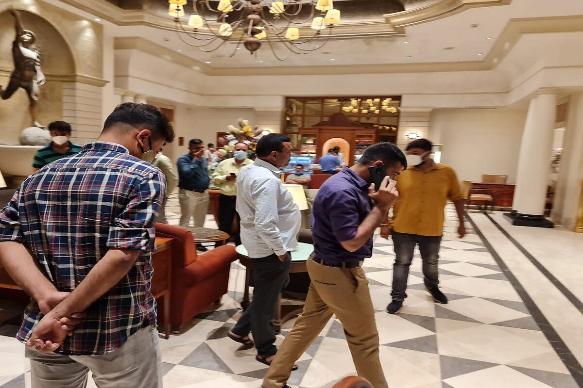 શું છે સમગ્ર મામલો : રાજકોટ શહેર પોલીસ કમિશનર કચેરી થી માત્ર 100 મીટર દૂર આવેલી હોટલ ઇમ્પીરિયલ પેલેસના એક રૂમમાં એક યુવતી અશ્લીલ પ્રકારનો ડાન્સ કરી રહી હોય તે પ્રકારના વિડીયો હાલ સોશિયલ મીડિયામાં વાયરલ થયા છે. વાયરલ થયેલ વીડિયોમાં હોટલ નું નામ પણ વિડિયો ઉતારનાર વ્યક્તિએ સ્પષ્ટ પણે કેદ કર્યું છે. તો સાથેજ વીડિયોમાં હોટલ નું જે બહાર નું એલિવેશન દેખાઈ રહ્યું છે તેનાથી પણ વિડિયો હોટલ ઇમ્પીરિયલ પેલેસનો છે તે સ્પષ્ટ થાય છે. ચર્ચાતી વાત મુજબ વાયરલ થયેલ વિડીયો ગત શુક્રવાર નો છે. તેમજ વીડિયોમાં જે યુવતી દેખાઈ રહી છે તે જાણીતી પારિવારિક સિરિયલમાં કામ કરતી અને હાસ્ય રસ પીરસતી સિરિયલ ની અભિનેત્રી હોવાનું ચર્ચાઇ રહ્યું છે. શું છે સમગ્ર મામલો : રાજકોટ શહેર પોલીસ કમિશનર કચેરી થી માત્ર 100 મીટર દૂર આવેલી હોટલ ઇમ્પીરિયલ પેલેસના એક રૂમમાં એક યુવતી અશ્લીલ પ્રકારનો ડાન્સ કરી રહી હોય તે પ્રકારના વિડીયો હાલ સોશિયલ મીડિયામાં વાયરલ થયા છે. વાયરલ થયેલ વીડિયોમાં હોટલ નું નામ પણ વિડિયો ઉતારનાર વ્યક્તિએ સ્પષ્ટ પણે કેદ કર્યું છે. તો સાથેજ વીડિયોમાં હોટલ નું જે બહાર નું એલિવેશન દેખાઈ રહ્યું છે તેનાથી પણ વિડિયો હોટલ ઇમ્પીરિયલ પેલેસનો છે તે સ્પષ્ટ થાય છે. ચર્ચાતી વાત મુજબ વાયરલ થયેલ વિડીયો ગત શુક્રવાર નો છે. તેમજ વીડિયોમાં જે યુવતી દેખાઈ રહી છે તે જાણીતી પારિવારિક સિરિયલમાં કામ કરતી અને હાસ્ય રસ પીરસતી સિરિયલ ની અભિનેત્રી હોવાનું ચર્ચાઇ રહ્યું છે.