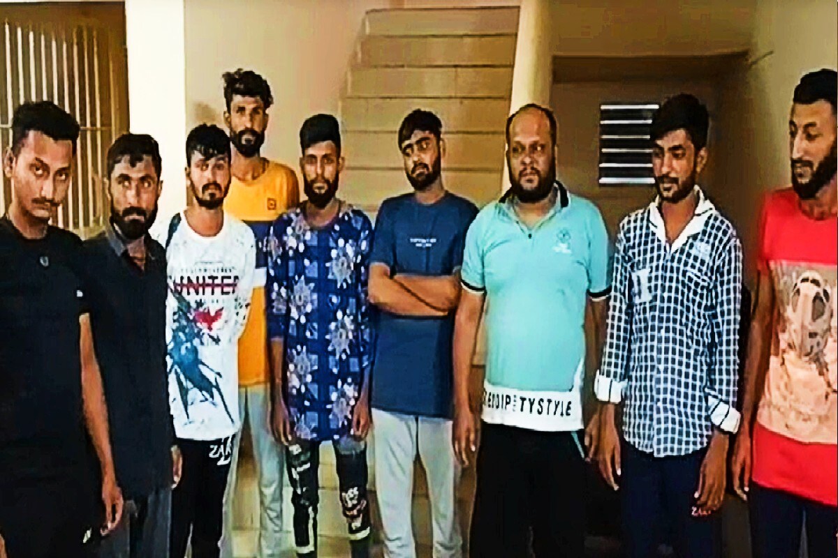 અતુલ વ્યાસ, જૂનાગઢ : વિસાવદર કૉંગ્રેસના બોલકા ધારાસભ્ય હર્ષદ રીબડીયાનો (MLA Visavadar Harashad Ribadias Cousin Attacked) પરિવાર દાદાગીરી અને લુખ્ખાગીરીનો ભોગ બન્યો છે. વિસાવદરના ઘારાસભ્યના પિતરાઈ પર તલવારો વિંઝાતા માથું ફૂટી ગયું હતું. જોકે, આ ઘટનામાં વિસાવદરના ધારાસભ્યના પિતરાઈ પર હુમલો કરનારા પર જૂનાગઢ પોલીસે લાલ આંખ કરી છે. જૂનાગઢ પોલીસે 9 પૈકીના પાંચ આરોપીઓ સામે GUJCTOCનું (Junagadh Police booked Five in GUJCTOC) હથિયાર ઉગામ્યું છે. પોલીસે આ બ્રહ્માસ્ત્ર છોડતા 9 પૈકીના આ પાંચ આરોપીઓ સામે હવે લાંબી કાયદાકીય આટી કસાઈ ગઈ છે. આ હુમલામાં હર્ષદ રીબડીયાના પિતરાઈને ટાંકા આવતા દાખલ કરવા પડ્યા હતા. સમગ્ર ઘટનાના પગલે વિસાવદરમાં ભારેલા અગ્નિની સ્થિતિ હતી. આ જૂનાગઢ જિલ્લાની પ્રથમ GUJCTOCની ફરિયાદ છે. અતુલ વ્યાસ, જૂનાગઢ : વિસાવદર કૉંગ્રેસના બોલકા ધારાસભ્ય હર્ષદ રીબડીયાનો (MLA Visavadar Harashad Ribadias Cousin Attacked) પરિવાર દાદાગીરી અને લુખ્ખાગીરીનો ભોગ બન્યો છે. વિસાવદરના ઘારાસભ્યના પિતરાઈ પર તલવારો વિંઝાતા માથું ફૂટી ગયું હતું. જોકે, આ ઘટનામાં વિસાવદરના ધારાસભ્યના પિતરાઈ પર હુમલો કરનારા પર જૂનાગઢ પોલીસે લાલ આંખ કરી છે. જૂનાગઢ પોલીસે 9 પૈકીના પાંચ આરોપીઓ સામે GUJCTOCનું (Junagadh Police booked Five in GUJCTOC) હથિયાર ઉગામ્યું છે. પોલીસે આ બ્રહ્માસ્ત્ર છોડતા 9 પૈકીના આ પાંચ આરોપીઓ સામે હવે લાંબી કાયદાકીય આટી કસાઈ ગઈ છે. આ હુમલામાં હર્ષદ રીબડીયાના પિતરાઈને ટાંકા આવતા દાખલ કરવા પડ્યા હતા. સમગ્ર ઘટનાના પગલે વિસાવદરમાં ભારેલા અગ્નિની સ્થિતિ હતી. આ જૂનાગઢ જિલ્લાની પ્રથમ GUJCTOCની ફરિયાદ છે.