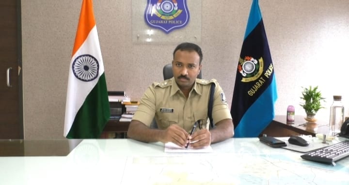 જૂનાગઢના સિંઘમ એસપી રવિ તેજા વાસમ સેટ્ટી દ્વારા આ આરોપીઓને પકડી પાડવા માટે ખાસ સૂચના આપવામાં આવી હતી. જેના અંતર્ગત ડીવાયએસપી જાડેજા તથા જૂનાગઢ ક્રાઇમ બ્રાન્ચના પીઆઈ ભાટી અને સ્ટાફ દ્વારા આ શખ્સોને ઝડપી પાડી તેમની સામે કાયદેસરની કાર્યવાહી કરી છે. આમ જૂનાગઢ પોલીસના ઈતિહાસમાં આ શખ્સો સામે થયેલી ફરિયાદ જિલ્લાની પ્રથમ GUJCTOCની ફરિયાદ છે. જૂનાગઢના સિંઘમ એસપી રવિ તેજા વાસમ સેટ્ટી દ્વારા આ આરોપીઓને પકડી પાડવા માટે ખાસ સૂચના આપવામાં આવી હતી. જેના અંતર્ગત ડીવાયએસપી જાડેજા તથા જૂનાગઢ ક્રાઇમ બ્રાન્ચના પીઆઈ ભાટી અને સ્ટાફ દ્વારા આ શખ્સોને ઝડપી પાડી તેમની સામે કાયદેસરની કાર્યવાહી કરી છે. આમ જૂનાગઢ પોલીસના ઈતિહાસમાં આ શખ્સો સામે થયેલી ફરિયાદ જિલ્લાની પ્રથમ GUJCTOCની ફરિયાદ છે.