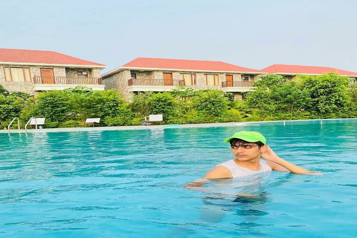 હરિયાણાનાં રોહતકનાં વિજય નગર કોલોનીમાં શુક્રવારે ચાર લોકોની હત્યાનો મામલો (Murder Case) પોલીસે ઉકેલી લીધો છે. 20 વર્ષનાં દીકરાએ જ તેનાં માતા-પિતા બહેન અને નાનીની હત્યા કરી હતી. આરોપી અભિષેક ઉર્ફ મોનૂની પોલીસે ધરપકડ (Arrest) કરી લીધી છે. પોલીસ પૂછપરછમાં આરોપી દીકરાએ હત્યાકાંડનું રહસ્ય ઉકેલ્યું છે. રોહતકનાં SP રાહુલ શર્માએ આ મામલે ઘણાં ખુલાસા કર્યા છે. હરિયાણાનાં રોહતકનાં વિજય નગર કોલોનીમાં શુક્રવારે ચાર લોકોની હત્યાનો મામલો (Murder Case) પોલીસે ઉકેલી લીધો છે. 20 વર્ષનાં દીકરાએ જ તેનાં માતા-પિતા બહેન અને નાનીની હત્યા કરી હતી. આરોપી અભિષેક ઉર્ફ મોનૂની પોલીસે ધરપકડ (Arrest) કરી લીધી છે. પોલીસ પૂછપરછમાં આરોપી દીકરાએ હત્યાકાંડનું રહસ્ય ઉકેલ્યું છે. રોહતકનાં SP રાહુલ શર્માએ આ મામલે ઘણાં ખુલાસા કર્યા છે.