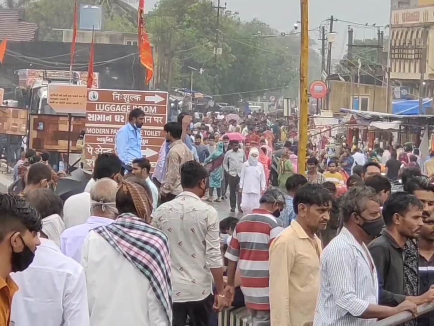 જોકે આમ જોઈએ તો ગતવર્ષે કોરોના મહામારીના કારણે દેશભરમાં મંદિરો સહિત પ્રયટક સ્થળો પર પ્રતિબંધ હતો અને લાંબા સમય ગાળા દરમિયાન ચાલે લોકડાઉનના કારણે લોકો ઘરમાં રહેવા મજબૂર બન્યા હતા. જોકે ગતવર્ષે પણ કોરોનાની ગાઈડલાઈન પાલન સાથે સોમનાથ મંદિરમાં લોકોને પ્રવેશ આપવામાં આવતો હતો. પરંતુ લોકો જ કોરોનાને કારણે ઘરમાં રહી સુરક્ષિત રહેવા ઇચ્છતા હોય તેમ ગતવર્ષે શ્રાવણ માસમાં માત્ર 1.80 લાખ ભાવિકો જ સોમનાથના દર્શને આવ્યા હતા અને સોમનાથ ટ્રસ્ટને માત્ર 2.5 કરોડની જ આવક થઈ હતી. જોકે ચાલુ વર્ષે કોરોનાનો થોડો ભય ઓછો થતા આવક અને યાત્રિકો બન્નેમાં વધારો થયો છે. જોકે આવકની સામે ચાલુ વર્ષે શ્રાવણ માસમાં સોમનાથ ટ્રસ્ટને યાત્રી સુવિધાઓમાં 5 કરોડનો ખર્ચ પણ થયો છે. જોકે આમ જોઈએ તો ગતવર્ષે કોરોના મહામારીના કારણે દેશભરમાં મંદિરો સહિત પ્રયટક સ્થળો પર પ્રતિબંધ હતો અને લાંબા સમય ગાળા દરમિયાન ચાલે લોકડાઉનના કારણે લોકો ઘરમાં રહેવા મજબૂર બન્યા હતા. જોકે ગતવર્ષે પણ કોરોનાની ગાઈડલાઈન પાલન સાથે સોમનાથ મંદિરમાં લોકોને પ્રવેશ આપવામાં આવતો હતો. પરંતુ લોકો જ કોરોનાને કારણે ઘરમાં રહી સુરક્ષિત રહેવા ઇચ્છતા હોય તેમ ગતવર્ષે શ્રાવણ માસમાં માત્ર 1.80 લાખ ભાવિકો જ સોમનાથના દર્શને આવ્યા હતા અને સોમનાથ ટ્રસ્ટને માત્ર 2.5 કરોડની જ આવક થઈ હતી. જોકે ચાલુ વર્ષે કોરોનાનો થોડો ભય ઓછો થતા આવક અને યાત્રિકો બન્નેમાં વધારો થયો છે. જોકે આવકની સામે ચાલુ વર્ષે શ્રાવણ માસમાં સોમનાથ ટ્રસ્ટને યાત્રી સુવિધાઓમાં 5 કરોડનો ખર્ચ પણ થયો છે.