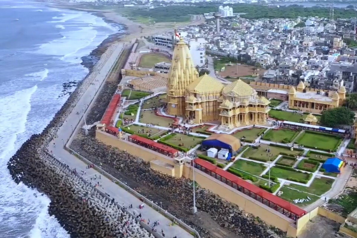 દિનેશ સોલંકી, સોમનાથ : પ્રથમ જ્યોતિર્લિંગ સોમનાથમાં (Somnath) શ્રાવણ માસમાં (Somnath Darshan in Shravan) ભક્તોનું ઘોડાપુર ઉમટયું હતુ. કોરોના મહામારીમાં (corona pandemic) લાંબા સમયથી ઘરોમાં રહ્યા બાદ પરિવારો સોમનાથ આવ્યા હતા. જેથી સોમનાથ તીર્થની અર્થવ્યવસ્થામાં (Somnath Economy) નવું ચેતન આવ્યું છે. તો શ્રાવણ માસ દરમિયાન અલગ અલગ દાતાઓ દ્વારા 66 સોનાના કળશ પણ મળ્યા છે. અત્યાર સુધીમાં કુલ 400 જેટલા કળશ મંદિર પર ચડ્યા છે. દિનેશ સોલંકી, સોમનાથ : પ્રથમ જ્યોતિર્લિંગ સોમનાથમાં (Somnath) શ્રાવણ માસમાં (Somnath Darshan in Shravan) ભક્તોનું ઘોડાપુર ઉમટયું હતુ. કોરોના મહામારીમાં (corona pandemic) લાંબા સમયથી ઘરોમાં રહ્યા બાદ પરિવારો સોમનાથ આવ્યા હતા. જેથી સોમનાથ તીર્થની અર્થવ્યવસ્થામાં (Somnath Economy) નવું ચેતન આવ્યું છે. તો શ્રાવણ માસ દરમિયાન અલગ અલગ દાતાઓ દ્વારા 66 સોનાના કળશ પણ મળ્યા છે. અત્યાર સુધીમાં કુલ 400 જેટલા કળશ મંદિર પર ચડ્યા છે.