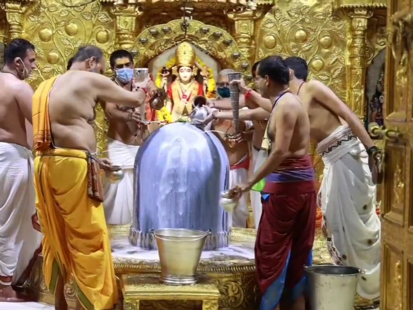 ગુજરાત સહિત સમગ્ર દેશભરમાં કોરોના મહામારીના કેસ ઘટતાની સાથે બાર જ્યોતિર્લિંગ પૈકીના સોમનાથમાં ભાવિકો ઉમટી પડ્યા હતા. જયારે સોમનાથ મંદીર શ્રાવણ માસે દર્શન માટે ખુલ્યું અને ભાવિકોને આરતીમાં પ્રવેશ બંધ હતો તેમ છતાં રાજ્ય અને દેશભરમાંથી ભારે માત્રામાં ભાવિકો, પ્રવાસીઓ સૌરાષ્ટ્ર તરફ આવ્યાં હતાં. માત્ર એક શ્રાવણ માસમાં જ સોમનાથ મંદિરે મહાદેવના દર્શન કરવા માટે 8 લાખથી વધુ ભાવિકો ઉમટી પડ્યા હતા. ગુજરાત સહિત સમગ્ર દેશભરમાં કોરોના મહામારીના કેસ ઘટતાની સાથે બાર જ્યોતિર્લિંગ પૈકીના સોમનાથમાં ભાવિકો ઉમટી પડ્યા હતા. જયારે સોમનાથ મંદીર શ્રાવણ માસે દર્શન માટે ખુલ્યું અને ભાવિકોને આરતીમાં પ્રવેશ બંધ હતો તેમ છતાં રાજ્ય અને દેશભરમાંથી ભારે માત્રામાં ભાવિકો, પ્રવાસીઓ સૌરાષ્ટ્ર તરફ આવ્યાં હતાં. માત્ર એક શ્રાવણ માસમાં જ સોમનાથ મંદિરે મહાદેવના દર્શન કરવા માટે 8 લાખથી વધુ ભાવિકો ઉમટી પડ્યા હતા.