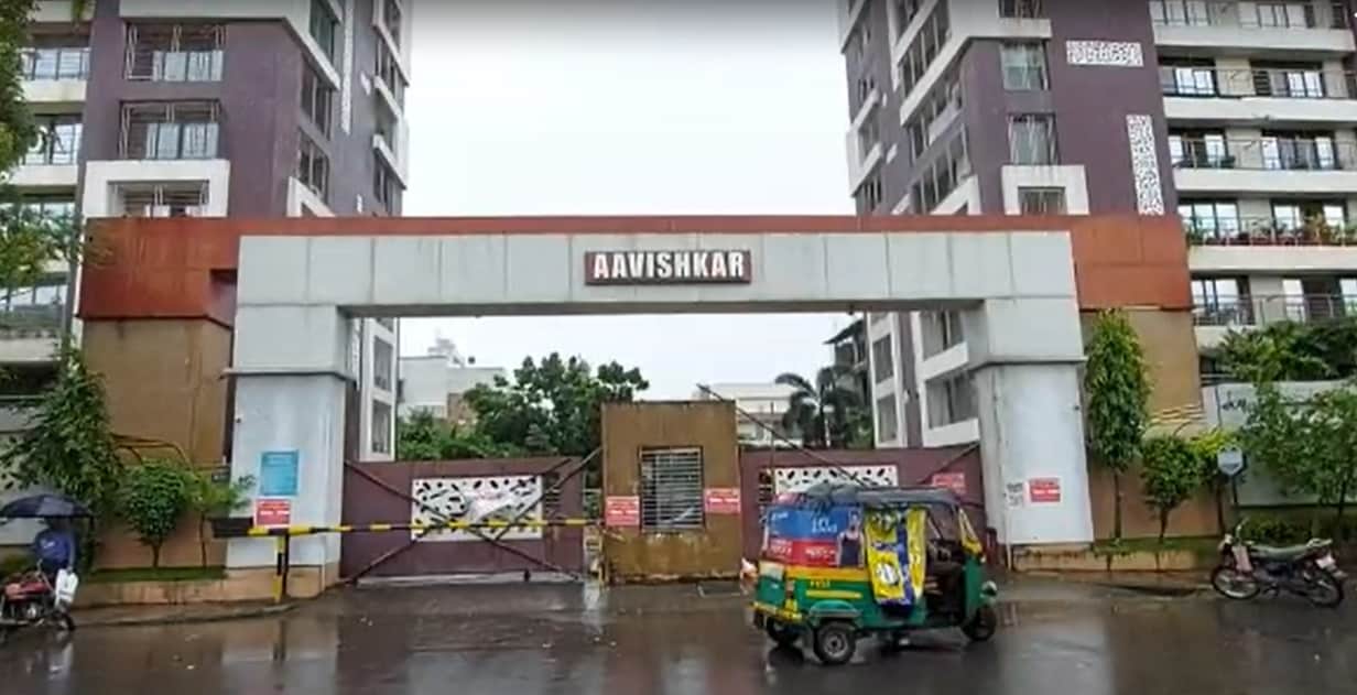 કોરોના પોઝિટિવ આવેલી એક વ્યક્તિ આજે વેક્સિનનો બીજો ડોઝ લેવાની હતી, પરંતુ વેક્સિન મુકાવે તે પહેલાં પોઝિટિવ આવ્યા હતા. આરોગ્ય ખાતાએ જણાવ્યું હતું કે બી વિંગના તમામ અગિયાર વ્યક્તિ હોમ આઇસોલેશનમાં છે. ચાર પરિવાર વચ્ચે અગિયાર કેસ મળ્યા છે. સંક્રમણ અન્ય રહીશોમાં નહી ફેલાય તે માટે એપાર્ટમેન્ટને કલસ્ટર જાહેર કરી લોકોની અવરજવર બંધ કરાવવામાં આવી છે. કોરોના પોઝિટિવ આવેલી એક વ્યક્તિ આજે વેક્સિનનો બીજો ડોઝ લેવાની હતી, પરંતુ વેક્સિન મુકાવે તે પહેલાં પોઝિટિવ આવ્યા હતા. આરોગ્ય ખાતાએ જણાવ્યું હતું કે બી વિંગના તમામ અગિયાર વ્યક્તિ હોમ આઇસોલેશનમાં છે. ચાર પરિવાર વચ્ચે અગિયાર કેસ મળ્યા છે. સંક્રમણ અન્ય રહીશોમાં નહી ફેલાય તે માટે એપાર્ટમેન્ટને કલસ્ટર જાહેર કરી લોકોની અવરજવર બંધ કરાવવામાં આવી છે.