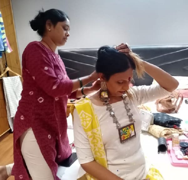 જ્યાં નાનપણથી જ મહિલા જેવો સ્વભાવ ધરાવતો અને આજે કિન્નરનું જીવન પસાર કરી રહેલ સુરતની કુંવર રાજવીર અન્ય લોકો માટે પ્રેરણા સ્ત્રોત બની છે. જીહાં, આ છે સુરતની કુંવર રાજવીર. જેણે નાનપણથી ઘણો સંઘર્ષ કર્યો. નાનપણથી જ સ્ત્રી જેવો સ્વભાવ ધરાવતા કુંવર રાજ વિરને પરિવાર તરફથી ઘણો ફિટકાર મળ્યો હતો. પરંતુ બાદમાં જાતે સંઘર્ષ કરી કિન્નરનું બિરુદ મેળવ્યું, જ્યાં આત્મનિર્ભર બની જાતે ફરસાણની દુકાન આજે ચલાવે છે. જ્યાં નાનપણથી જ મહિલા જેવો સ્વભાવ ધરાવતો અને આજે કિન્નરનું જીવન પસાર કરી રહેલ સુરતની કુંવર રાજવીર અન્ય લોકો માટે પ્રેરણા સ્ત્રોત બની છે. જીહાં, આ છે સુરતની કુંવર રાજવીર. જેણે નાનપણથી ઘણો સંઘર્ષ કર્યો. નાનપણથી જ સ્ત્રી જેવો સ્વભાવ ધરાવતા કુંવર રાજ વિરને પરિવાર તરફથી ઘણો ફિટકાર મળ્યો હતો. પરંતુ બાદમાં જાતે સંઘર્ષ કરી કિન્નરનું બિરુદ મેળવ્યું, જ્યાં આત્મનિર્ભર બની જાતે ફરસાણની દુકાન આજે ચલાવે છે.