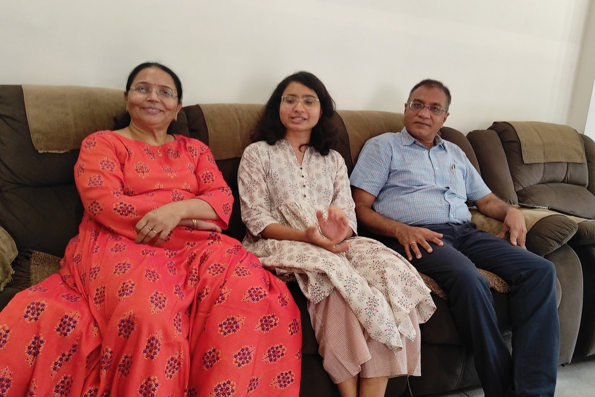માતા પિતા ડોક્ટર હોવા છતાં આયુષી કોઈ અલગ ફિલ્ડમાં જવા માંગતી હતી. આયુષીએ ધીરુભાઈ અંબાણી ઇન્સ્ટિટ્યૂટમાંથી ICTમાં બીટેક કર્યું છે. વર્ષ 2017માં ગ્રેજ્યુએશન પૂર્ણ કર્યા બાદ આયુષી UPSCની પરીક્ષાની તૈયારીમાં લાગી ગઈ હતી. આયુશીની સતત 4 વર્ષની મહેનત આખરે રંગ લાવી છે. ત્રણ પ્રયત્નો બાદ આયુશીએ આ પરીક્ષા પાસ કરી છે. આયુષીએ 2020 માં જ GPSC આપી હતી અને પ્રિલીમ ક્લિયર કરી અને મેઇન્સ નું રિઝલ્ટ બાકી છે. માતા પિતા ડોક્ટર હોવા છતાં આયુષી કોઈ અલગ ફિલ્ડમાં જવા માંગતી હતી. આયુષીએ ધીરુભાઈ અંબાણી ઇન્સ્ટિટ્યૂટમાંથી ICTમાં બીટેક કર્યું છે. વર્ષ 2017માં ગ્રેજ્યુએશન પૂર્ણ કર્યા બાદ આયુષી UPSCની પરીક્ષાની તૈયારીમાં લાગી ગઈ હતી. આયુશીની સતત 4 વર્ષની મહેનત આખરે રંગ લાવી છે. ત્રણ પ્રયત્નો બાદ આયુશીએ આ પરીક્ષા પાસ કરી છે. આયુષીએ 2020 માં જ GPSC આપી હતી અને પ્રિલીમ ક્લિયર કરી અને મેઇન્સ નું રિઝલ્ટ બાકી છે.