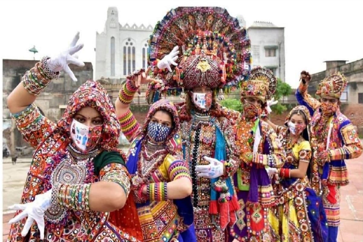 સંજય ટાંક, અમદાવાદ, ગત વર્ષે તો કોરોનાના (corona pandemic) કારણે નવરાત્રી (Navratri 2021) અને ગરબાનું (Grba in Gujarat) આયોજન નહિ થતા ખેલૈયાઓ નિરાશ થયા હતા. પરંતુ હાલમાં કોરોનાના કેસ નિયંત્રણમાં આવતા રાજય સરકારે કેબિનેટની બેઠકમાં ડીજે, બેન્ડ વાજા સાથે ધાર્મિક અને સંસ્કૃતિક કાર્યક્રમોમાં ગરબાના આયોજનમાં કોવિડ SOPના પાલન સાથે 400 લોકો એકત્ર થઈ શકશે તેવી છૂટછાટ અપાઈ છે. જેને લઈ ખેલૈયાઓમાં તો નવરાત્રિમાં ગરબા આયોજન ને લઈ છૂટછાટ મળશે તેવી આશા જન્મી છે. પણ નવરાત્રિમાં ગરબાના આયોજનને લઈ આયોજકો હજુએ મુંઝવણમાં છે. તો બીજીતરફ આ છૂટછાટ કોરોનાની ત્રીજી લહેરને આમંત્રણ આપનારી ન બની જાય તેની ચિંતા તબીબો વ્યક્ત કરી રહ્યા છે. સંજય ટાંક, અમદાવાદ, ગત વર્ષે તો કોરોનાના (corona pandemic) કારણે નવરાત્રી (Navratri 2021) અને ગરબાનું (Grba in Gujarat) આયોજન નહિ થતા ખેલૈયાઓ નિરાશ થયા હતા. પરંતુ હાલમાં કોરોનાના કેસ નિયંત્રણમાં આવતા રાજય સરકારે કેબિનેટની બેઠકમાં ડીજે, બેન્ડ વાજા સાથે ધાર્મિક અને સંસ્કૃતિક કાર્યક્રમોમાં ગરબાના આયોજનમાં કોવિડ SOPના પાલન સાથે 400 લોકો એકત્ર થઈ શકશે તેવી છૂટછાટ અપાઈ છે. જેને લઈ ખેલૈયાઓમાં તો નવરાત્રિમાં ગરબા આયોજન ને લઈ છૂટછાટ મળશે તેવી આશા જન્મી છે. પણ નવરાત્રિમાં ગરબાના આયોજનને લઈ આયોજકો હજુએ મુંઝવણમાં છે. તો બીજીતરફ આ છૂટછાટ કોરોનાની ત્રીજી લહેરને આમંત્રણ આપનારી ન બની જાય તેની ચિંતા તબીબો વ્યક્ત કરી રહ્યા છે.
