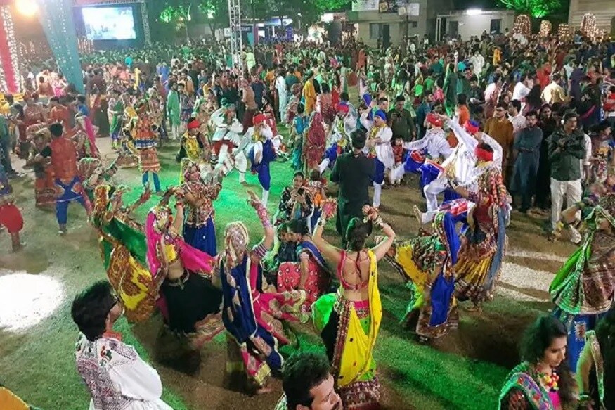 તો આ મામલે અમદાવાદ મેડિકલ એસોસિએશન મન જોઈન્ટ સેક્રેટરી ડો. સાહિલ શાહ જણાવે છે કે કોઈપણ તહેવાર કે ધાર્મિક કાર્યક્રમો નો વિરોધ નથી. પરંતુ ભારતમાં કોરોનાની ત્રીજી લહેર શરૂ થઈ ચૂકી છે. કેરળ અને મહારાષ્ટ્રમાં કેસ આવવાના શરૂ થઈ ગયા છે. હાલ ગુજરાતમાં કેસ પ્રમાણમાં નહિવત છે પણ નવરાત્રિમાં ગરબા માટે છૂટછાટ કોરોના કેસ વધવાનું કારણ બની શકે. હાલ સરકારે જે નિયમમાં છૂટછાટ આપી છે પણ નવરાત્રિ ના અઠવાડિયા અગાઉ પરિસ્થિતિ જોઈને સરકાર ગાઈડલાઈન બહાર પાડે તેવી માંગ છે. કારણ કે કોઈ પણ ગરબાના આયોજનમાં મ્યુઝિકલ ટીમ, સફાઈ સ્ટાફ સિક્યુરિટી અને બાઉન્સર સહિતનો 100થી 150 નો સ્ટાફ હોય છે. જેથી ભીડ વધવાની પુરી શક્યતાઓ રહેલી છે. તો આ મામલે અમદાવાદ મેડિકલ એસોસિએશન મન જોઈન્ટ સેક્રેટરી ડો. સાહિલ શાહ જણાવે છે કે કોઈપણ તહેવાર કે ધાર્મિક કાર્યક્રમો નો વિરોધ નથી. પરંતુ ભારતમાં કોરોનાની ત્રીજી લહેર શરૂ થઈ ચૂકી છે. કેરળ અને મહારાષ્ટ્રમાં કેસ આવવાના શરૂ થઈ ગયા છે. હાલ ગુજરાતમાં કેસ પ્રમાણમાં નહિવત છે પણ નવરાત્રિમાં ગરબા માટે છૂટછાટ કોરોના કેસ વધવાનું કારણ બની શકે. હાલ સરકારે જે નિયમમાં છૂટછાટ આપી છે પણ નવરાત્રિ ના અઠવાડિયા અગાઉ પરિસ્થિતિ જોઈને સરકાર ગાઈડલાઈન બહાર પાડે તેવી માંગ છે. કારણ કે કોઈ પણ ગરબાના આયોજનમાં મ્યુઝિકલ ટીમ, સફાઈ સ્ટાફ સિક્યુરિટી અને બાઉન્સર સહિતનો 100થી 150 નો સ્ટાફ હોય છે. જેથી ભીડ વધવાની પુરી શક્યતાઓ રહેલી છે.