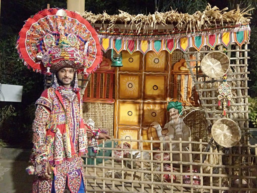 માં આદ્યશક્તિની આરાધનાનું પર્વ એટલે નવરાત્રિ. અને નવરાત્રિ એ ગુજરાતની ઓળખ છે. પરંતુ ગત વર્ષે કોરોનાના કારણે નવરાત્રિ આયોજન પર નિયમોની તરાપ વાગી હતી. મોટા પાયે ગરબાના આયોજનો બંધ રહ્યા હતા. ત્યારે આ વખતે નવરાત્રિમાં ગરબાનું આયોજન થશે કે કેમ તે મામલે હજુ પણ કન્ફ્યુઝન યથાવત છે. ધાર્મિક અને સંસ્કૃતિક કાર્યક્રમો માં ગરબાના આયોજનમાં કોવિડ SOPના પાલન સાથે ખુલ્લામાં 400 લોકો એકત્ર થઈ શકશે તેવો આદેશ ગૃહ વિભાગે કર્યો છે. માં આદ્યશક્તિની આરાધનાનું પર્વ એટલે નવરાત્રિ. અને નવરાત્રિ એ ગુજરાતની ઓળખ છે. પરંતુ ગત વર્ષે કોરોનાના કારણે નવરાત્રિ આયોજન પર નિયમોની તરાપ વાગી હતી. મોટા પાયે ગરબાના આયોજનો બંધ રહ્યા હતા. ત્યારે આ વખતે નવરાત્રિમાં ગરબાનું આયોજન થશે કે કેમ તે મામલે હજુ પણ કન્ફ્યુઝન યથાવત છે. ધાર્મિક અને સંસ્કૃતિક કાર્યક્રમો માં ગરબાના આયોજનમાં કોવિડ SOPના પાલન સાથે ખુલ્લામાં 400 લોકો એકત્ર થઈ શકશે તેવો આદેશ ગૃહ વિભાગે કર્યો છે.