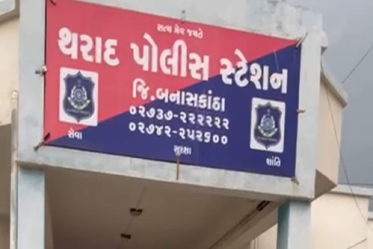 તે સમયે વાવ તરફથી આવેલી ઇકો ગાડીને થોભાવી તલાશી લેતા અને ગાડીમાં બેઠેલા લોકોને પુછપરછ કરતા તેઓએ અલગ અલગ વિસ્તારોમાં રાત્રે ઘરોમાં ધાડ પાડી લૂંટ આચરી હોવાનું કબૂલ્યું હતું તેમજ રુબેલા દાગીના પણ આજે તેઓ વિશ્વ માટે નીકળ્યાં હોવાનું જણાવતાં પોલીસે આ ગેંગના સાતેય શખ્સોની અટકાયત કરી હતી. તે સમયે વાવ તરફથી આવેલી ઇકો ગાડીને થોભાવી તલાશી લેતા અને ગાડીમાં બેઠેલા લોકોને પુછપરછ કરતા તેઓએ અલગ અલગ વિસ્તારોમાં રાત્રે ઘરોમાં ધાડ પાડી લૂંટ આચરી હોવાનું કબૂલ્યું હતું તેમજ રુબેલા દાગીના પણ આજે તેઓ વિશ્વ માટે નીકળ્યાં હોવાનું જણાવતાં પોલીસે આ ગેંગના સાતેય શખ્સોની અટકાયત કરી હતી.