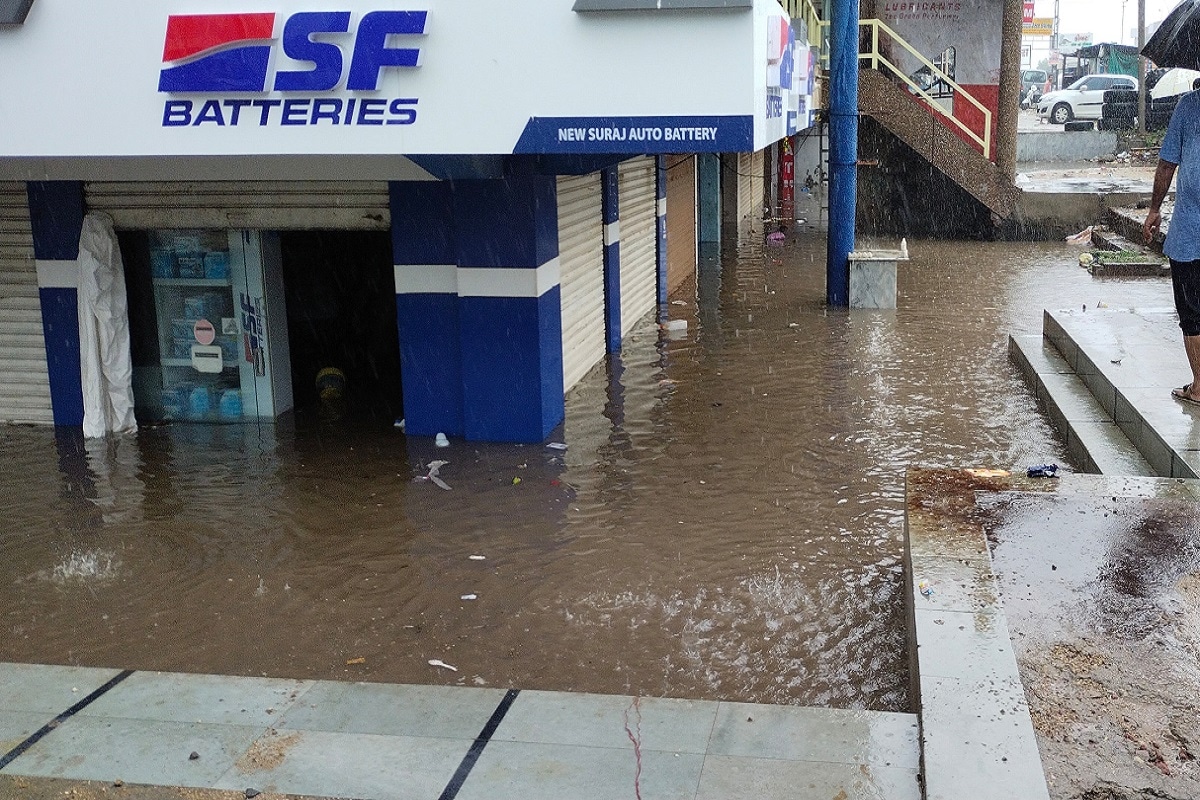 આનંદ જયસ્વાલ, બનાસકાંઠા: જિલ્લામાં (rain in Banaskantha) છેલ્લા બે દિવસથી સાર્વત્રિક વરસાદ થઇ રહ્યો છે. જેમાં ગઈકાલે મોડી સાંજે દાંતીવાડામાં બે કલાકમાં છ ઇંચ જેટલો વરસાદ ખાબકયા બાદ આજે વહેલી સવારે ડીસામાં (heavy rain in Deesa) પણ 3 કલાકમાં 5 ઇંચ જેટલો વરસાદ ખાબકતાં સર્વત્ર જળબંબાકાર જેવી સ્થિતિ સર્જાઇ હતી. શહેરના દિવાના આખોલ ચાર રસ્તા પાસે આવેલી સૌથી પણ વધુ દુકાનો પાણીમાં ગરકાવ થઇ જતા માલિકોને કરોડ રૂપિયાનું નુકસાન વેઠવું પડયું છે. ત્યારે હવામાન વિભાગની આગાહી પ્રમાણે, ઉત્તર ગુજરાતમાં ભારે વરસાદ વરસવાની આગાહી છે. આનંદ જયસ્વાલ, બનાસકાંઠા: જિલ્લામાં (rain in Banaskantha) છેલ્લા બે દિવસથી સાર્વત્રિક વરસાદ થઇ રહ્યો છે. જેમાં ગઈકાલે મોડી સાંજે દાંતીવાડામાં બે કલાકમાં છ ઇંચ જેટલો વરસાદ ખાબકયા બાદ આજે વહેલી સવારે ડીસામાં (heavy rain in Deesa) પણ 3 કલાકમાં 5 ઇંચ જેટલો વરસાદ ખાબકતાં સર્વત્ર જળબંબાકાર જેવી સ્થિતિ સર્જાઇ હતી. શહેરના દિવાના આખોલ ચાર રસ્તા પાસે આવેલી સૌથી પણ વધુ દુકાનો પાણીમાં ગરકાવ થઇ જતા માલિકોને કરોડ રૂપિયાનું નુકસાન વેઠવું પડયું છે. ત્યારે હવામાન વિભાગની આગાહી પ્રમાણે, ઉત્તર ગુજરાતમાં ભારે વરસાદ વરસવાની આગાહી છે.