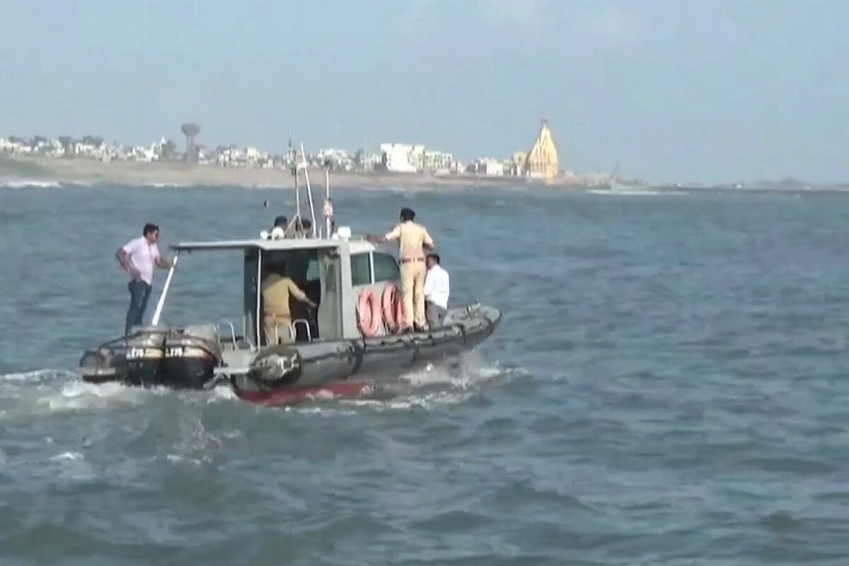 દિનેશ સોલંકી, ગીર સોમનાથ: ગુજરાત સહિત દેશભરમાં ડ્રગ્સ (drugs from coastal area) હેરાફેરી માટે અરબી સમુદ્ર (arebian sea) મુખ્ય માર્ગ બન્યો છે. જોકે, ડ્રગ્સ માફિયાઓનો મનસૂબો કામયાબ ન થવા દેવા ગીર સોમનાથ (Gir Somnath coastal police) જિલ્લા કોસ્ટલ પોલીસ રાઉન્ડ ધ ક્લોક સતર્ક થઇ ગઇ છે. દિનેશ સોલંકી, ગીર સોમનાથ: ગુજરાત સહિત દેશભરમાં ડ્રગ્સ (drugs from coastal area) હેરાફેરી માટે અરબી સમુદ્ર (arebian sea) મુખ્ય માર્ગ બન્યો છે. જોકે, ડ્રગ્સ માફિયાઓનો મનસૂબો કામયાબ ન થવા દેવા ગીર સોમનાથ (Gir Somnath coastal police) જિલ્લા કોસ્ટલ પોલીસ રાઉન્ડ ધ ક્લોક સતર્ક થઇ ગઇ છે.