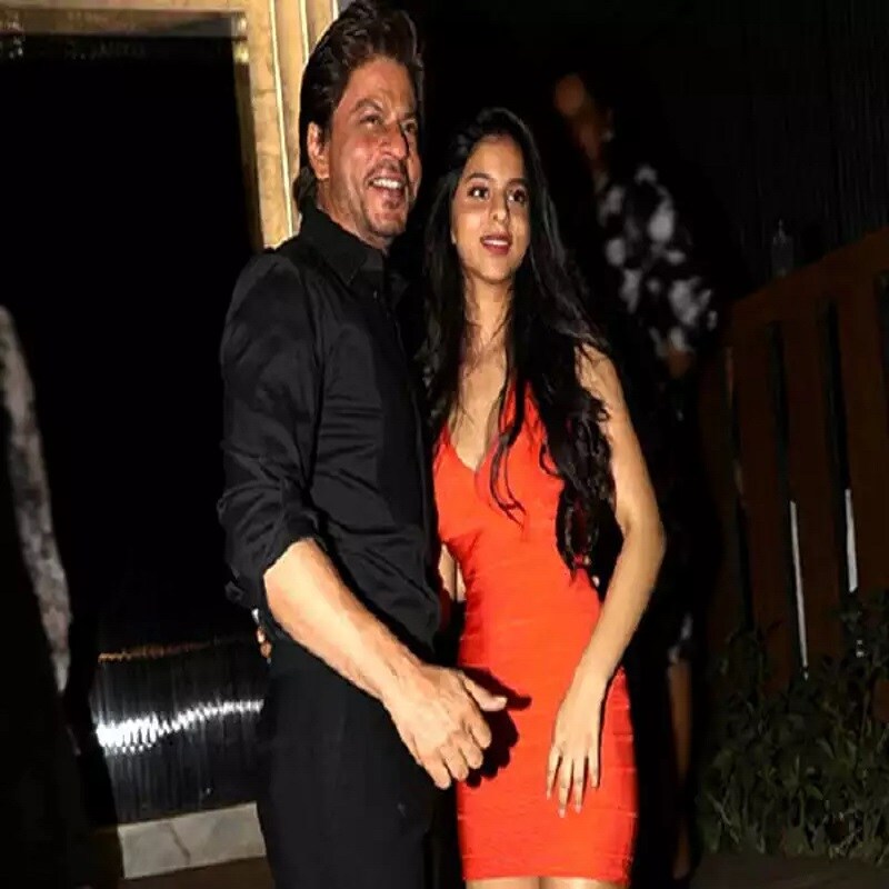 શાહરૂખ ખાન અને સુહાના ખાન (Shahrukh Khan and Suhana Khan)- બોલિવૂડનાં કિંગ ખાન અને તેની દીકરી સુહાના વચ્ચેની બોન્ડિંગ ખુબજ ખાસ છે. તેઓ ઘણી વખત એક સાથે નજર આવે છે.અને તેમની તસવીરો પણ સોશિયલ મીડિયા પર છવાઇ જાય છે. (Photo: Instagram) શાહરૂખ ખાન અને સુહાના ખાન (Shahrukh Khan and Suhana Khan)- બોલિવૂડનાં કિંગ ખાન અને તેની દીકરી સુહાના વચ્ચેની બોન્ડિંગ ખુબજ ખાસ છે. તેઓ ઘણી વખત એક સાથે નજર આવે છે.અને તેમની તસવીરો પણ સોશિયલ મીડિયા પર છવાઇ જાય છે. (Photo: Instagram)