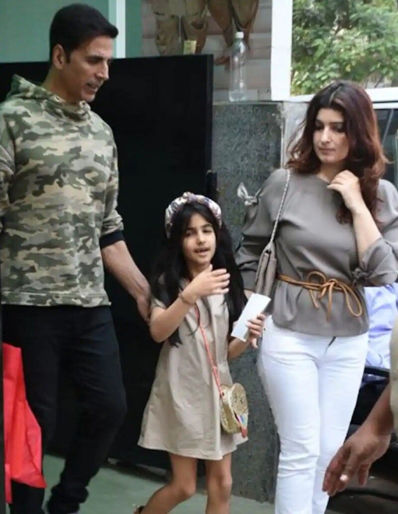 અક્ષય કુમાર અને નિતારા (Akshay Kumar and Nitara)- અક્ષય કુમાર દીકરી નિતારા સાથે ઘણી વખત તસવીરો શેર કરે છે ક્યારેક તેઓ પેપરાઝીનાં કેમેરામાં પણ કેદ થઇ જાય છે. અક્ષય મોટે ભાગે દીકરી નિતારાનો ચહેરો સોશિયલ મીડિયા પર અને પેપરાઝીથી છુપાવીને રાખવાં માંગે છે. પણ પેપરાઝી ઘણી વખત તેની તસવીરો ક્લિક કરી જ દે છે. (Photo: Instagram) અક્ષય કુમાર અને નિતારા (Akshay Kumar and Nitara)- અક્ષય કુમાર દીકરી નિતારા સાથે ઘણી વખત તસવીરો શેર કરે છે ક્યારેક તેઓ પેપરાઝીનાં કેમેરામાં પણ કેદ થઇ જાય છે. અક્ષય મોટે ભાગે દીકરી નિતારાનો ચહેરો સોશિયલ મીડિયા પર અને પેપરાઝીથી છુપાવીને રાખવાં માંગે છે. પણ પેપરાઝી ઘણી વખત તેની તસવીરો ક્લિક કરી જ દે છે. (Photo: Instagram)