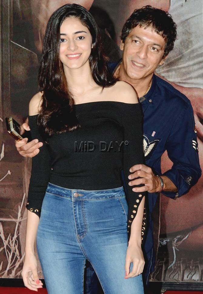 અનન્યા પાંડે અને ચંકી પાંડે- (Ananya Panday and Chanky panday) અનન્યા પાડે થોડા દિવસ પહેલાં જ પિતા ચંકી પાડે સાથે માલદિવ્સ ટૂર પર ગઇ હતી. આ ફેમિલી ટૂરની તસવીરો ચંકી અને અનન્યા બંનેએ તેમનાં ઇન્સ્ટાગ્રામ પેજ પર શેર કરી હતી જે જોત જોતામાં વાયરલ થઇ ગઇ છે. (Photo: Instagram) અનન્યા પાંડે અને ચંકી પાંડે- (Ananya Panday and Chanky panday) અનન્યા પાડે થોડા દિવસ પહેલાં જ પિતા ચંકી પાડે સાથે માલદિવ્સ ટૂર પર ગઇ હતી. આ ફેમિલી ટૂરની તસવીરો ચંકી અને અનન્યા બંનેએ તેમનાં ઇન્સ્ટાગ્રામ પેજ પર શેર કરી હતી જે જોત જોતામાં વાયરલ થઇ ગઇ છે. (Photo: Instagram)