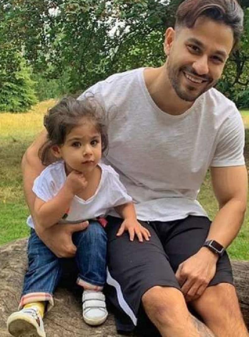કુનાલ ખેમુ અને ઇનાયા ખેમુ- (Kunal Khemu and Innaya Khemu) કુનાલ ખેમુ તેની નાનકડી દીકરી ઇનાયા સાથે રમતો, મસ્તી કરતો અને વાત કરતો એવાં ઘણાં વીડિયો અવાર નવાર શેર કરતો રહે છે. જે સોશિયલ મીડિયા પર ખુબજ વાયરલ થાય છે તેનાં પર ખુબ બધી લાઇક્સ અને કમેન્ટ્સ આવે છે. (Photo: Instagram) કુનાલ ખેમુ અને ઇનાયા ખેમુ- (Kunal Khemu and Innaya Khemu) કુનાલ ખેમુ તેની નાનકડી દીકરી ઇનાયા સાથે રમતો, મસ્તી કરતો અને વાત કરતો એવાં ઘણાં વીડિયો અવાર નવાર શેર કરતો રહે છે. જે સોશિયલ મીડિયા પર ખુબજ વાયરલ થાય છે તેનાં પર ખુબ બધી લાઇક્સ અને કમેન્ટ્સ આવે છે. (Photo: Instagram)