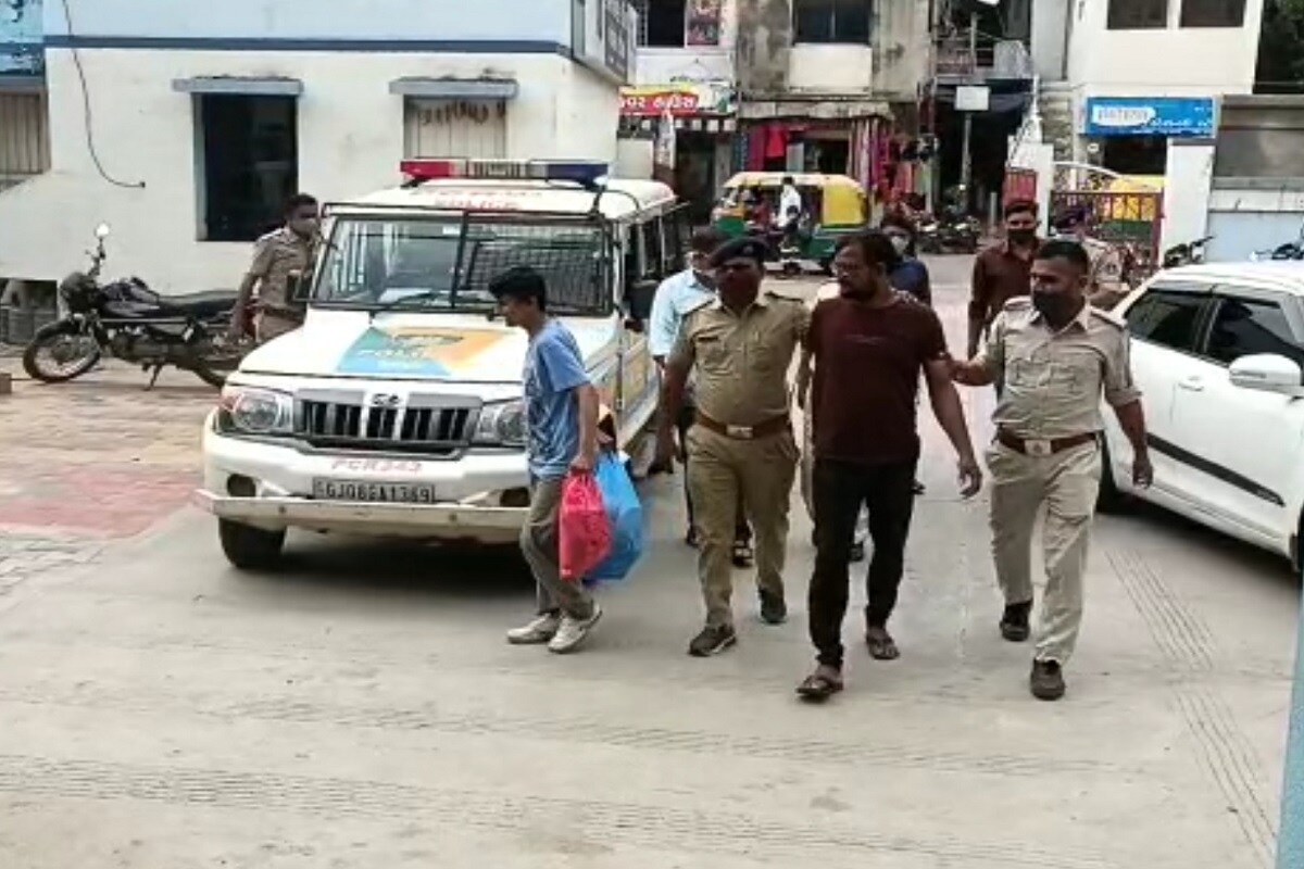 આ સિવાય ડીસા શહેર દક્ષિણ પોલીસે ખાનગી બાતમીના આધારે ડીસા શહેરમાં આવેલી મોઢેશ્વરી સોસાયટીના એક રહેણાંક મકાનમાથી અંદાજિત આઠેક લાખ રૂપિયાની કિંમતના ડ્રગના જથ્થા સાથે એક શખ્સની અટકાયત કરી છે. પોલીસે આ સફળ ઓપરેશનમાં શુભમકુમાર પટેલ ઉર્ફે પાબ્લો ઇસ્કોન નામના શખ્સનાં ઘરે દરોડો પાડ્યો હતો. અને તેના ઘરમાથી જ અંદાજિત 250 ગ્રામ ગાંજો, 50 ગ્રામ સ્મેક અને આઠેક ગ્રામ મેફેડ્રોનનો જથ્થો ઝડપી પાડ્યો છે. આ સિવાય ડીસા શહેર દક્ષિણ પોલીસે ખાનગી બાતમીના આધારે ડીસા શહેરમાં આવેલી મોઢેશ્વરી સોસાયટીના એક રહેણાંક મકાનમાથી અંદાજિત આઠેક લાખ રૂપિયાની કિંમતના ડ્રગના જથ્થા સાથે એક શખ્સની અટકાયત કરી છે. પોલીસે આ સફળ ઓપરેશનમાં શુભમકુમાર પટેલ ઉર્ફે પાબ્લો ઇસ્કોન નામના શખ્સનાં ઘરે દરોડો પાડ્યો હતો. અને તેના ઘરમાથી જ અંદાજિત 250 ગ્રામ ગાંજો, 50 ગ્રામ સ્મેક અને આઠેક ગ્રામ મેફેડ્રોનનો જથ્થો ઝડપી પાડ્યો છે.
