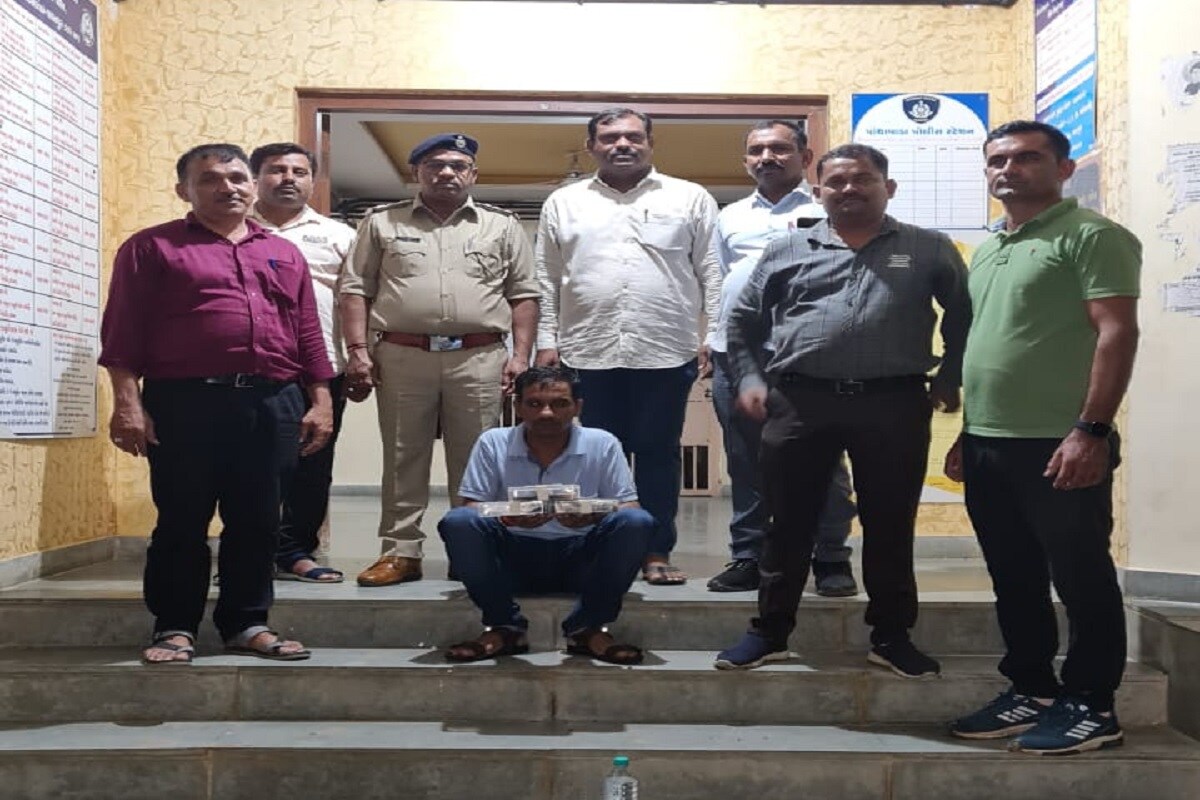 આનંદ જયસ્વાલ, બનાસકાંઠા : બનાસકાંઠા જિલ્લો (banasknatha news) ગુન્હાહિત પ્રવૃતિઓમાં દિવસેને દિવસે બદનામ થઈ રહ્યું છે.. ત્યારે આજે ડીસા અને પાંથાવાડામાં ચાલતા ડ્રગ નેટવર્કનો (Drugs network in deesa) પોલીસે પર્દાફાશ કર્યો છે.. પોલીસે પાંથાવાડા વે બેઇટ હોટેલમાંથી અફીણનો રસ અને (drugs caught in hotel) ડીસા શહેરમાંથી અંદાજિત આઠેક લાખ રૂપિયાની કિંમતના વિવિધ ડ્રગના જથ્થા સાથે એક શખ્સની અટકાયત કરી છે. આનંદ જયસ્વાલ, બનાસકાંઠા : બનાસકાંઠા જિલ્લો (banasknatha news) ગુન્હાહિત પ્રવૃતિઓમાં દિવસેને દિવસે બદનામ થઈ રહ્યું છે.. ત્યારે આજે ડીસા અને પાંથાવાડામાં ચાલતા ડ્રગ નેટવર્કનો (Drugs network in deesa) પોલીસે પર્દાફાશ કર્યો છે.. પોલીસે પાંથાવાડા વે બેઇટ હોટેલમાંથી અફીણનો રસ અને (drugs caught in hotel) ડીસા શહેરમાંથી અંદાજિત આઠેક લાખ રૂપિયાની કિંમતના વિવિધ ડ્રગના જથ્થા સાથે એક શખ્સની અટકાયત કરી છે.