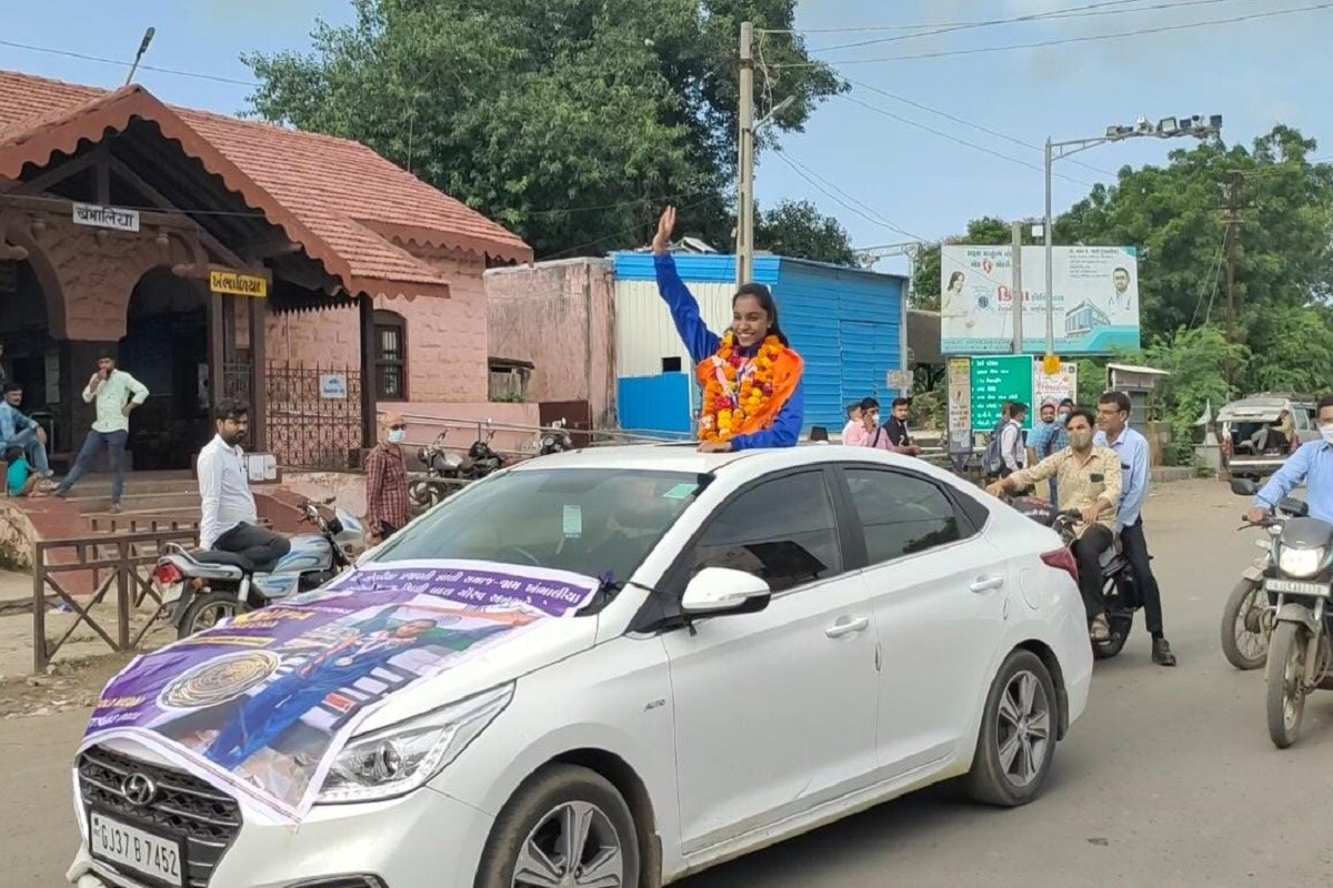 નેપાળ ખાતે યોજાયેલી ચોથી ટ્રેડિશનલ યુથ ગેમ્સ અને સ્પોર્ટ્સમાં 5 દેશ વચ્ચે સ્પર્ધા હતી. જેમાં 1500 મીટરની દોડમાં ગોલ્ડ મેડલ મેળવી પરત ફર્યા બાદ ખંભાળીયાના રેલવે સ્ટેશન પાસે જ ભાજપના આગેવાનો અને કાર્યકરો તેમજ ABVPના કાર્યકરો સહિત પ્રજાપતિ સમાજના આગેવાનોએ ભવ્ય સ્વાગત કર્યું હતું. નેપાળ ખાતે યોજાયેલી ચોથી ટ્રેડિશનલ યુથ ગેમ્સ અને સ્પોર્ટ્સમાં 5 દેશ વચ્ચે સ્પર્ધા હતી. જેમાં 1500 મીટરની દોડમાં ગોલ્ડ મેડલ મેળવી પરત ફર્યા બાદ ખંભાળીયાના રેલવે સ્ટેશન પાસે જ ભાજપના આગેવાનો અને કાર્યકરો તેમજ ABVPના કાર્યકરો સહિત પ્રજાપતિ સમાજના આગેવાનોએ ભવ્ય સ્વાગત કર્યું હતું.