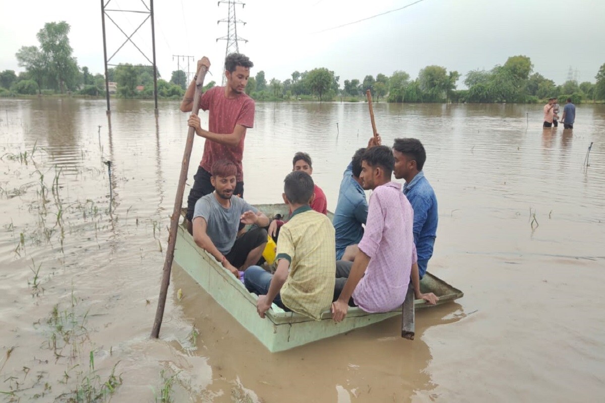 બનાસકાંઠા જિલ્લામાં ચોમાસાની સિઝનમાં છેલ્લે છેલ્લે પડેલા ભારે વરસાદના કારણે, અનેક જગ્યાએ નુકસાન થયું છે. ખાસ કરીને ડીસામાં આજે વહેલી સવારે ત્રણ કલાકમાં જ 5 ઇંચ જેટલો વરસાદ થયો હતો. તેને કારણે અનેક નિચાણવાળા વિસ્તારોમાં પાણી ભરાઇ ગયા હતા. અનેક ઘરોમાં પાણી ઘુસી જતા લોકોના માલસામાનને નુકસાન થયું છે. જ્યારે આખોલ હાઈવે પર આવેલી સો જેટલી દુકાનોમાં પાણી ઘુસી ગયું હતું. બનાસકાંઠા જિલ્લામાં ચોમાસાની સિઝનમાં છેલ્લે છેલ્લે પડેલા ભારે વરસાદના કારણે, અનેક જગ્યાએ નુકસાન થયું છે. ખાસ કરીને ડીસામાં આજે વહેલી સવારે ત્રણ કલાકમાં જ 5 ઇંચ જેટલો વરસાદ થયો હતો. તેને કારણે અનેક નિચાણવાળા વિસ્તારોમાં પાણી ભરાઇ ગયા હતા. અનેક ઘરોમાં પાણી ઘુસી જતા લોકોના માલસામાનને નુકસાન થયું છે. જ્યારે આખોલ હાઈવે પર આવેલી સો જેટલી દુકાનોમાં પાણી ઘુસી ગયું હતું.