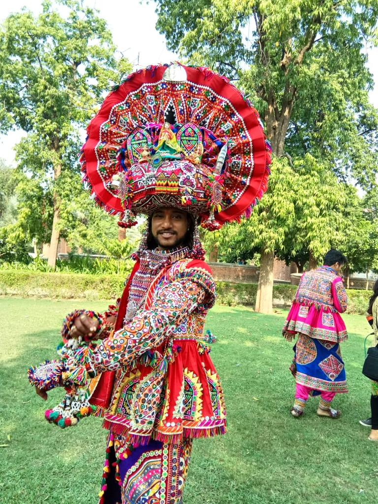 જોકે આ નવા નિયમો જાહેર થયા બાદ ગરબા ખેલૈયાઓમાં આ વખતે નવરાત્રિ માં છૂટછાટ મળશે તેવી આશા સાથે તૈયારીઓ આરંભી દીધી છે. દરવર્ષે ગરબામાં રમતા AJ ગ્રુપના અનુજ જણાવે છે કે સંસ્કૃતિક કાર્યક્રમમાં 400 લોકોની પરમિશન મળી છે પણ નવરાત્રિને લઈ મુંઝવણ છે. જો નવરાત્રિમાં 400 લોકોને પરમિશન મળશે તો તે માત્ર રમનાર હશે કે ગરબા જોનાર સાથે 400 લોકો હશે તે કન્ફ્યુઝન છે. ગતવર્ષે ગરબા થયા ન હતા એટલે આ વખતે ગરબા રમવાની પુરી તૈયારી છે. જોકે આ નવા નિયમો જાહેર થયા બાદ ગરબા ખેલૈયાઓમાં આ વખતે નવરાત્રિ માં છૂટછાટ મળશે તેવી આશા સાથે તૈયારીઓ આરંભી દીધી છે. દરવર્ષે ગરબામાં રમતા AJ ગ્રુપના અનુજ જણાવે છે કે સંસ્કૃતિક કાર્યક્રમમાં 400 લોકોની પરમિશન મળી છે પણ નવરાત્રિને લઈ મુંઝવણ છે. જો નવરાત્રિમાં 400 લોકોને પરમિશન મળશે તો તે માત્ર રમનાર હશે કે ગરબા જોનાર સાથે 400 લોકો હશે તે કન્ફ્યુઝન છે. ગતવર્ષે ગરબા થયા ન હતા એટલે આ વખતે ગરબા રમવાની પુરી તૈયારી છે.