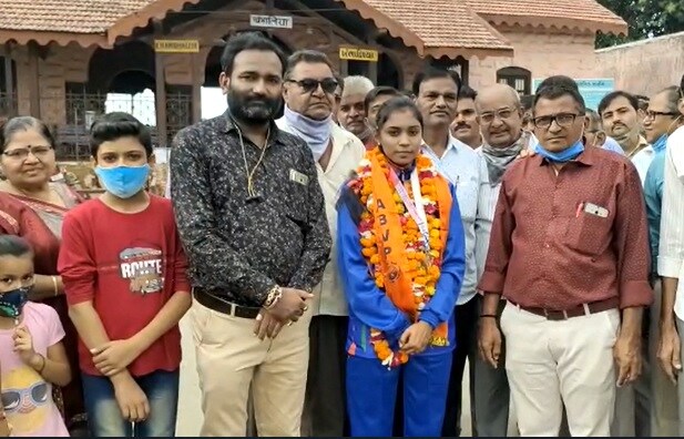 દેવભૂમિ દ્વારકા જિલ્લાની દીકરી એ ગુજરાત જ નહીં દેશ અને વિદેશમાં પણ ખ્યાતિ મેળવનાર કૃપા બેન દ્વારા તેમના આટલા ઉષ્માભર્યા સ્વાગતનો આભાર માન્યો હતો. મહત્વનું છે કે, 1500 મીટરની દોડમાં 5 મિનિટ અને 13 સેકન્ડના ટાઇમિંગ સાથે પ્રથમ ક્રમાંક મેળવી દુનિયાભરમાં ભારત દેશ સહિત દેવભૂમિ દ્વારકા જિલ્લાનું ગૌરવ વધાર્યું છે. જેના કારણે ગામ લોકોએ ફુલહાર પહેરાવી અને સ્મૃતિ ચિન્હ આપીને તેમનું ભાવભીનું સ્વાગત કર્યું હતું. દેવભૂમિ દ્વારકા જિલ્લાની દીકરી એ ગુજરાત જ નહીં દેશ અને વિદેશમાં પણ ખ્યાતિ મેળવનાર કૃપા બેન દ્વારા તેમના આટલા ઉષ્માભર્યા સ્વાગતનો આભાર માન્યો હતો. મહત્વનું છે કે, 1500 મીટરની દોડમાં 5 મિનિટ અને 13 સેકન્ડના ટાઇમિંગ સાથે પ્રથમ ક્રમાંક મેળવી દુનિયાભરમાં ભારત દેશ સહિત દેવભૂમિ દ્વારકા જિલ્લાનું ગૌરવ વધાર્યું છે. જેના કારણે ગામ લોકોએ ફુલહાર પહેરાવી અને સ્મૃતિ ચિન્હ આપીને તેમનું ભાવભીનું સ્વાગત કર્યું હતું.