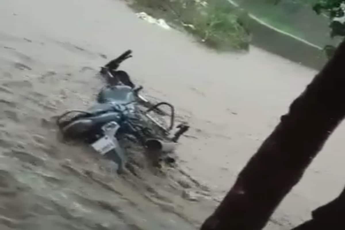 વડગામમાં માત્ર બે કલાકમાં જ આઠ ઈંચ જેટલો વરસાદ ખાબકતાં સર્વત્ર જળબંબાકાર જેવી સ્થિતિ સર્જાઈ હતી અનેક જગ્યાએ નીચાણવાળા વિસ્તારોમાં પાણી ભરાતા લોકો અને વાહનચાલકોને ભારે હાલાકીનો સામનો કરવો પડ્યો હતો. વડગામમાં માત્ર બે કલાકમાં જ આઠ ઈંચ જેટલો વરસાદ ખાબકતાં સર્વત્ર જળબંબાકાર જેવી સ્થિતિ સર્જાઈ હતી અનેક જગ્યાએ નીચાણવાળા વિસ્તારોમાં પાણી ભરાતા લોકો અને વાહનચાલકોને ભારે હાલાકીનો સામનો કરવો પડ્યો હતો.