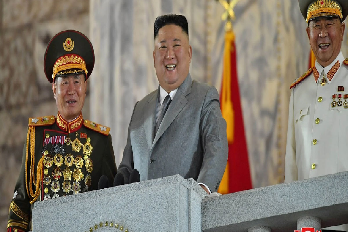  ઉત્તર કોરિયા (North Korea)ના તાનાશાહ કિમ જોંગ ઉન (Kim Jong Un) પોતાના નવા લુક અને વજનને લઈને ચર્ચામાં છે. લાંબા સમય બાદ તેઓ ફરી એક વખત સૈન્ય પરેડ (Military Parade) દરમિયાન જોવા મળ્યા હતા. નેશનલ ટેલિવિઝન પર પરેડ દરમિયાન કિમ જોંગ ખૂબ પાતળા (Kim Jong Un Weight Loss) દેખાતા હતા. તેમણે પોતાના દાદા કિમ ઈલ સુંગ (Kim Il Sung)ની જેમ વાળ કપાવ્યા હતા. ઉલ્લેખનીય છે કે, કિમ ઇલ સુંગ ઉત્તર કોરિયાના સ્થાપક હતા.