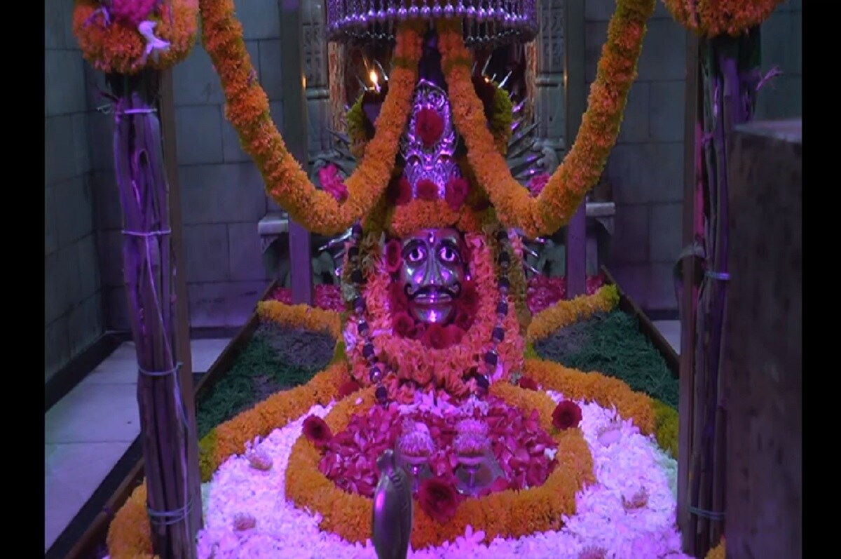 ચરવા આવતી ગાય પોતાના આંચળમાંથી દૂધનો અભિષેક શિવલિંગ પર કરતી એટલે બાપેશ્વર મહાદેવજીનું બીજું નામ દુધેશ્વર મહાદેવ પણ છે. કરમસદના સ્થાનિકો માને છે કે, ચરોતરનું પેરિસ કરમસદ બાપેશ્વર મહાદેવના આશીર્વાદથી થયું છે. આજે જે કરમસદના સ્થાનિકો અમેરિકા, લંડન અને વિદેશમાં રહે છે અને ત્યાં સુખી છે તે બાપેશ્વર મહાદેવના આશીર્વાદ છે. શ્રાવણ માસમાં ભક્તો શ્રદ્ધાથી બાપેશ્વર મહાદેવ પૂજા અર્ચના માટે આવે છે. ચરવા આવતી ગાય પોતાના આંચળમાંથી દૂધનો અભિષેક શિવલિંગ પર કરતી એટલે બાપેશ્વર મહાદેવજીનું બીજું નામ દુધેશ્વર મહાદેવ પણ છે. કરમસદના સ્થાનિકો માને છે કે, ચરોતરનું પેરિસ કરમસદ બાપેશ્વર મહાદેવના આશીર્વાદથી થયું છે. આજે જે કરમસદના સ્થાનિકો અમેરિકા, લંડન અને વિદેશમાં રહે છે અને ત્યાં સુખી છે તે બાપેશ્વર મહાદેવના આશીર્વાદ છે. શ્રાવણ માસમાં ભક્તો શ્રદ્ધાથી બાપેશ્વર મહાદેવ પૂજા અર્ચના માટે આવે છે.