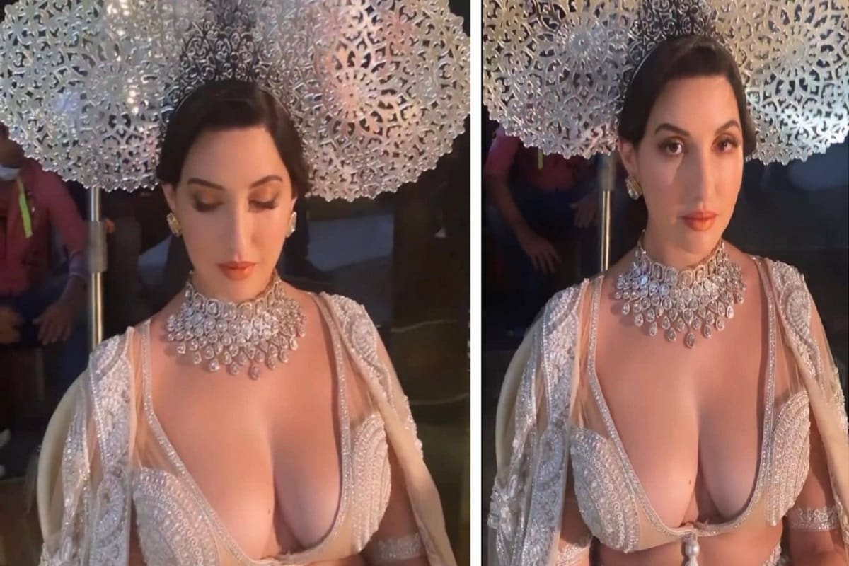 એન્ટરટેઇનમેન્ટ ડેસ્ક: હાલમાં નોરા ફતેહી (Nora Fatehi) દિલ્હીમાં કોઇ ઇવેન્ટમાં ભાગ લેવાં પહોંચી હતી આ સમયે તેણે લાઇટ કલરનો લહેંગો પહેર્યો હતો. અને ખુબજ ડિપ નેક બ્લાઉઝ પહેર્યો હતો. તેનાં લહેંગામાં થાઇ સુધી કટ હતો. આ કપડાં ફેમસ ડિઝાઇન અબુ જાની અને સંદીપ ખોંસલા (Abujani Sandeep Khosla) દ્વારા ડિઝાઇન કરવામાં આવ્યાં હતાં. જેની તસવીરો શેર કરતાં જ વાયરલ (Nora Fatehi Viral Photos) થઇ હતી. આ તસવીરોમાં તેણે ગળામાં એક સ્ટેટમેન્ટ અને કાનમાં મોટા ટોપ્સ પહેર્યાં હતાં. જ્યારે માથા પર રાણીની જેમ મુઘટ પહેર્યો હતો. (Image: Instagram) એન્ટરટેઇનમેન્ટ ડેસ્ક: હાલમાં નોરા ફતેહી (Nora Fatehi) દિલ્હીમાં કોઇ ઇવેન્ટમાં ભાગ લેવાં પહોંચી હતી આ સમયે તેણે લાઇટ કલરનો લહેંગો પહેર્યો હતો. અને ખુબજ ડિપ નેક બ્લાઉઝ પહેર્યો હતો. તેનાં લહેંગામાં થાઇ સુધી કટ હતો. આ કપડાં ફેમસ ડિઝાઇન અબુ જાની અને સંદીપ ખોંસલા (Abujani Sandeep Khosla) દ્વારા ડિઝાઇન કરવામાં આવ્યાં હતાં. જેની તસવીરો શેર કરતાં જ વાયરલ (Nora Fatehi Viral Photos) થઇ હતી. આ તસવીરોમાં તેણે ગળામાં એક સ્ટેટમેન્ટ અને કાનમાં મોટા ટોપ્સ પહેર્યાં હતાં. જ્યારે માથા પર રાણીની જેમ મુઘટ પહેર્યો હતો. (Image: Instagram)